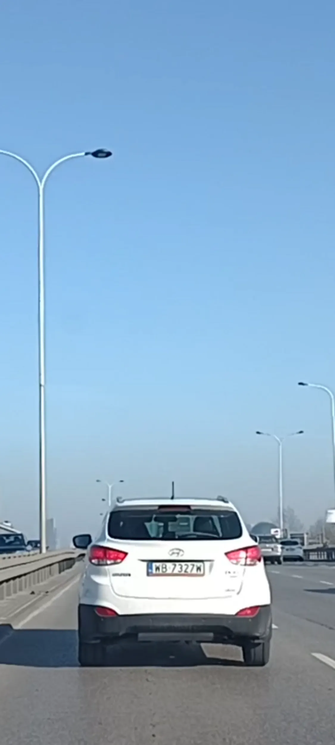 Bandyta drogowy zajechał mi drogę na pasie ruchu wciskając się na milimetry przed maską  mojego samochodu.