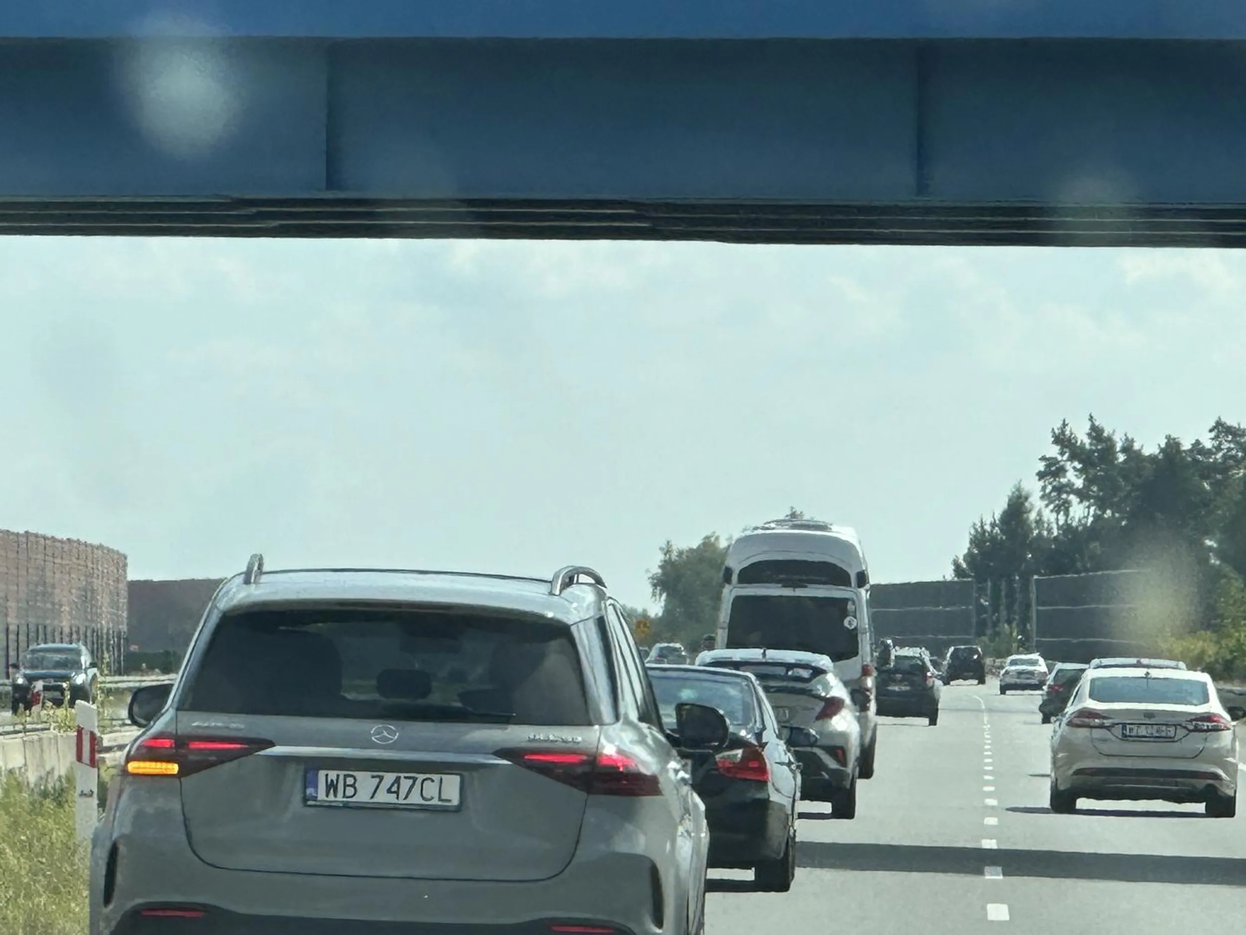 Z rym kierowca jest cos nie tak, zalozyl znaczek meecedesa na czolo i nie widzi drogi. Jedzie autostrada pasem szybkim przed nim duzy ruch - 30 samochodow - wlacza kierunek i mryga przy 130 i tak wszystkim nastepnym. Mqja wszyscy zjechac bo ziomeczek merola ma. Co za jelop?