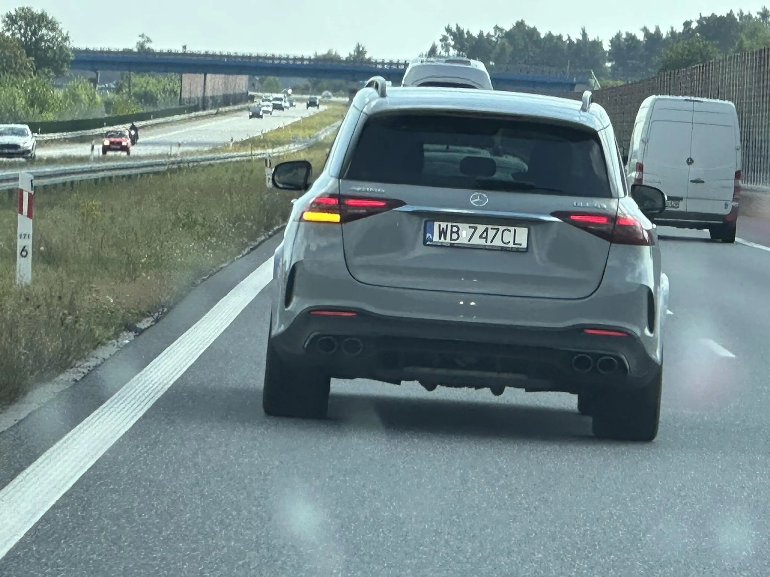 Z rym kierowca jest cos nie tak, zalozyl znaczek meecedesa na czolo i nie widzi drogi. Jedzie autostrada pasem szybkim przed nim duzy ruch - 30 samochodow - wlacza kierunek i mryga przy 130 i tak wszystkim nastepnym. Mqja wszyscy zjechac bo ziomeczek merola ma. Co za jelop?