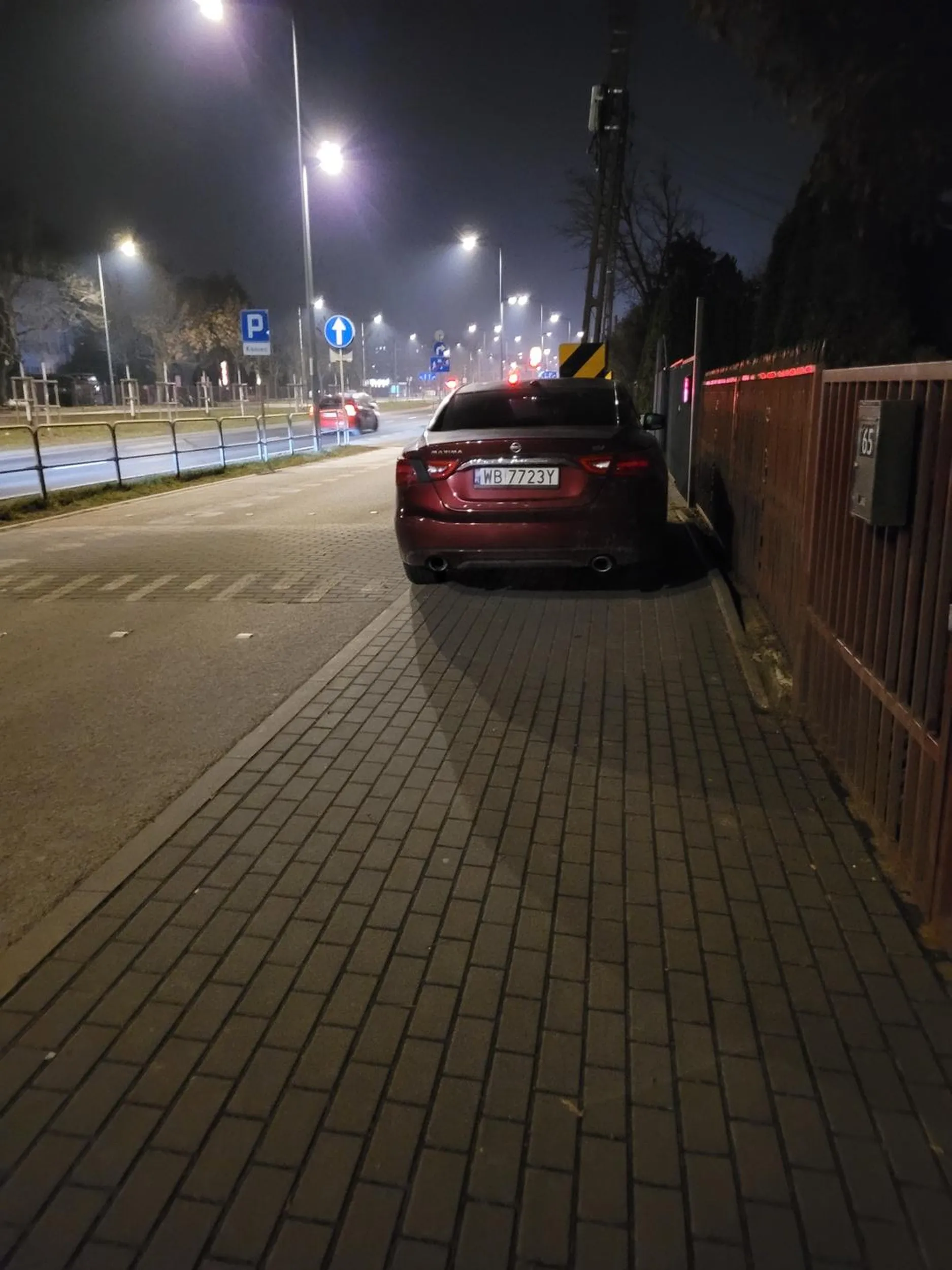 Parking po lewej, ale kutasiarz musi zaparkować na chodniku, bo inaczej by się zesrał.