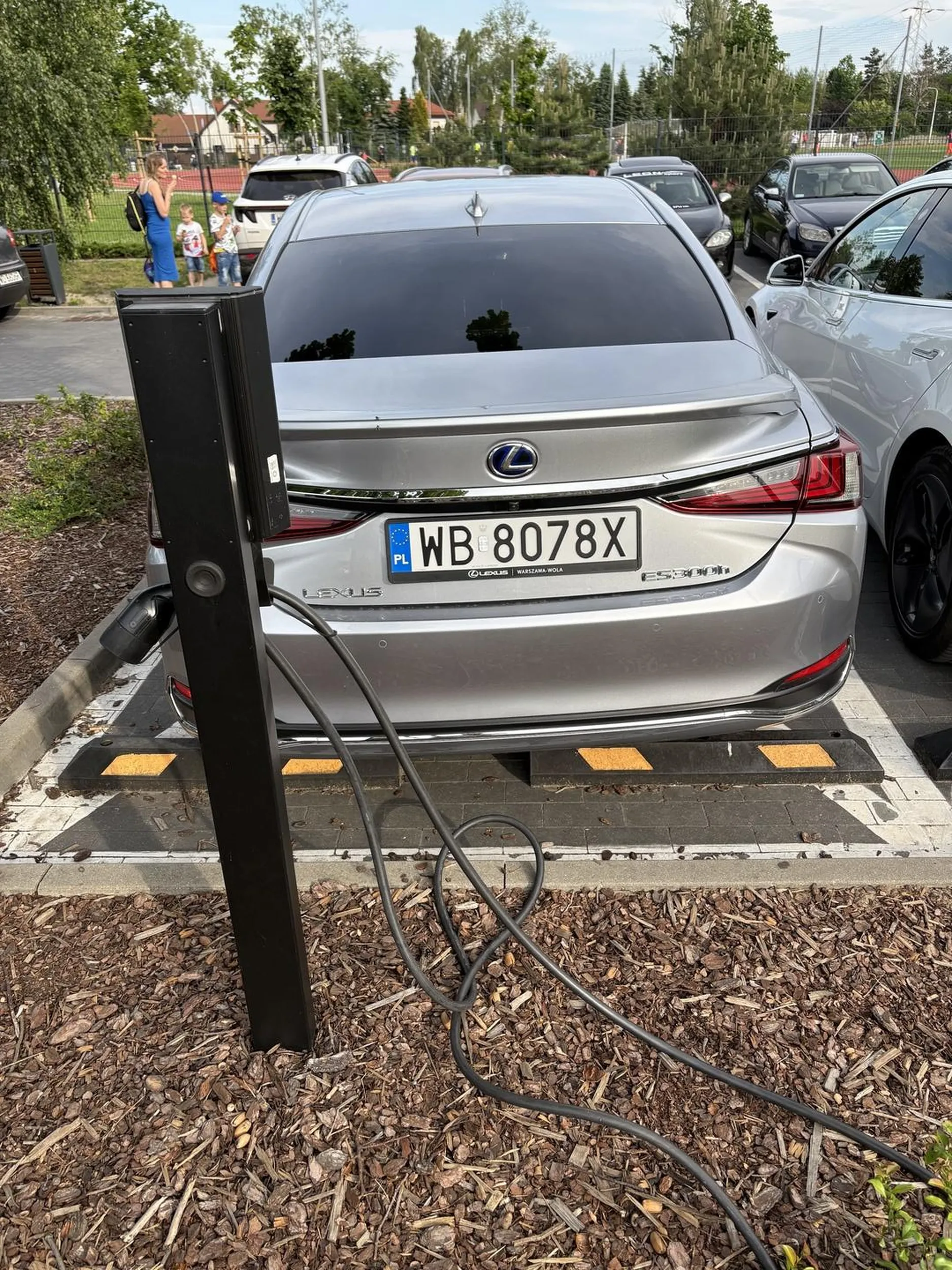 Blokuje miejsce na ładowarce samochodowej