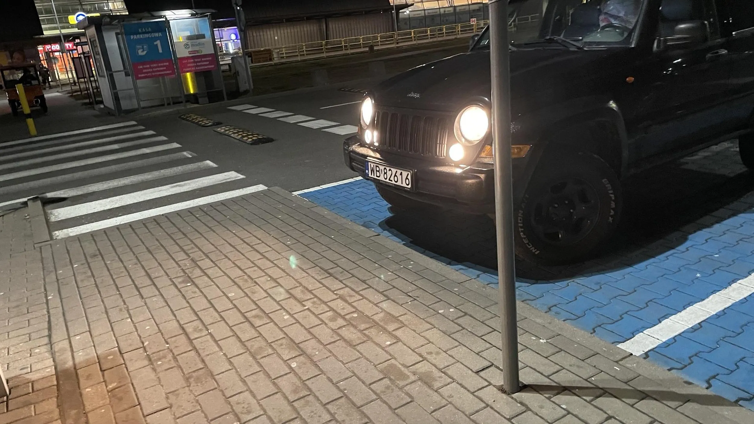 Pan wpadl na lotnisko Modlin odwiesc swoja sliczna partnerke. Poniewaz miejsce dla niepelnosprawnych jest najblizej, to stanal na nim. Pogadal, poklocil sie przez 20 minut i pojechal. Pewnie przejscie 10 m do kolejnego miejsca bylo dla niego zbyt wielkim wysilkiem. Nawet mnie to nie dziwi sluchajac konwersacji.