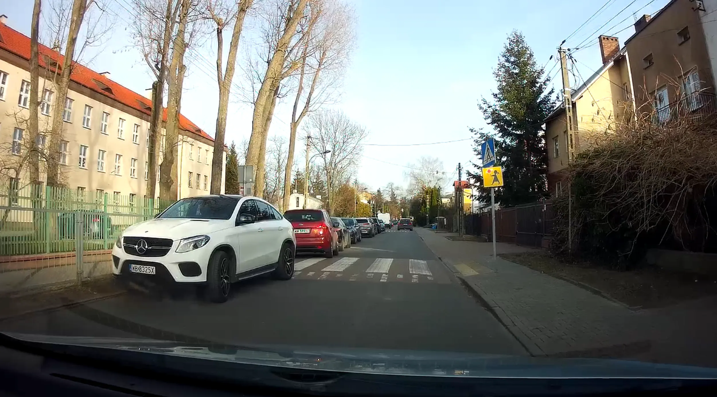 Parkuje na przejściu dla pieszych, pod szkołą, IQ 8.