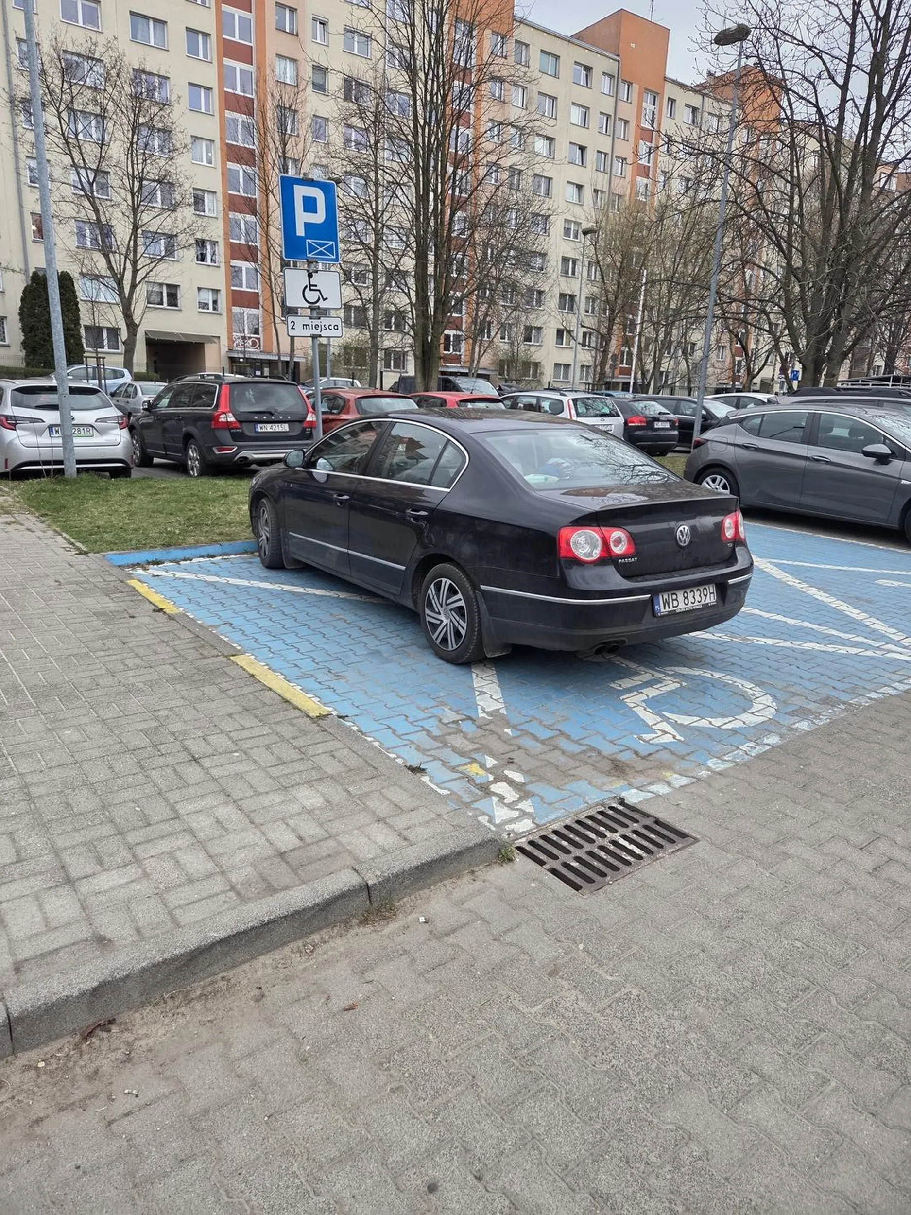 Miejsc dużo ale trzeba stanąć bez uprawnień na inwalidzie