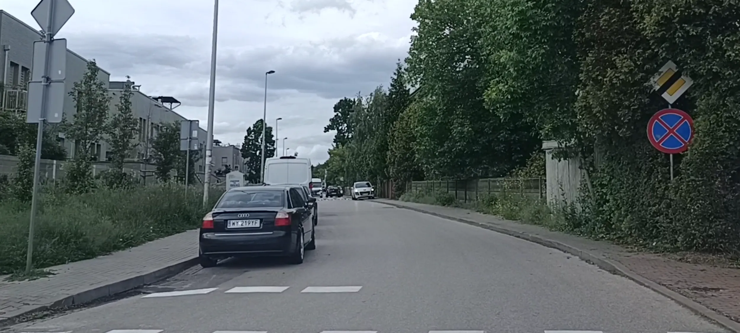 Chamskie parkowanie na chodniku na ulicy z zakazem zatrzymywania się i postoju