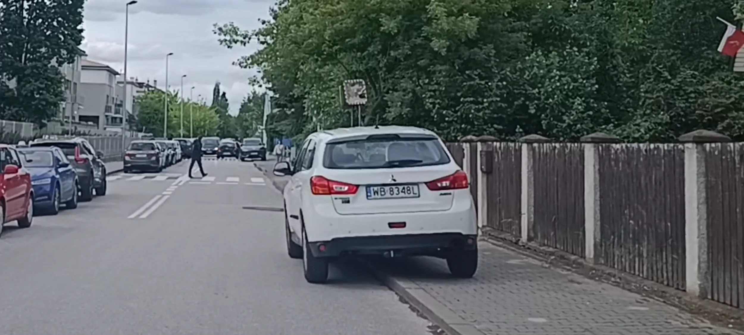 Chamskie parkowanie na chodniku na ulicy z zakazem zatrzymywania się i postoju