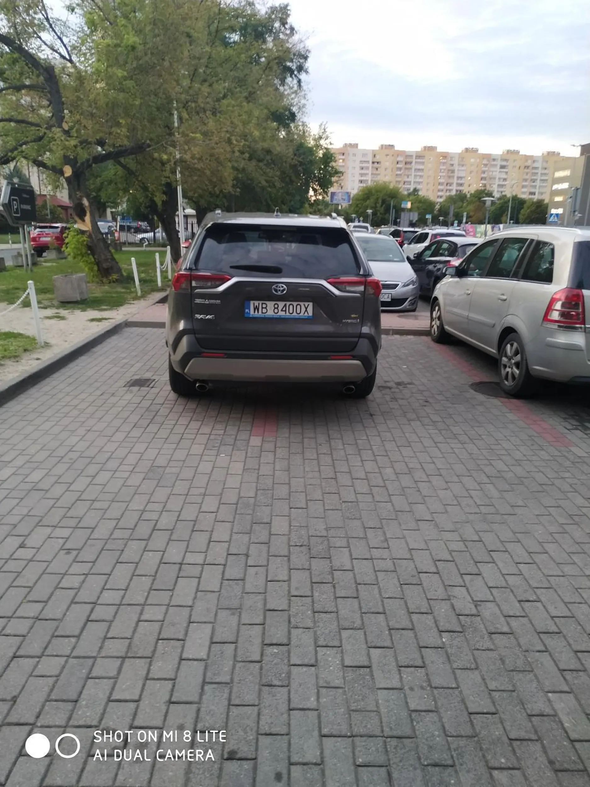 Kierowca Toyoty WB 8400X chyba pomyślał, że jedno miejsce to za mało na jego ego… Albo po prostu lubi mieć więcej przestrzeni do oddychania. Niestety, inni kierowcy nie mają już tyle luzu – dosłownie. Może następnym razem spróbujmy zmieścić się w jednej kratce, co? ?