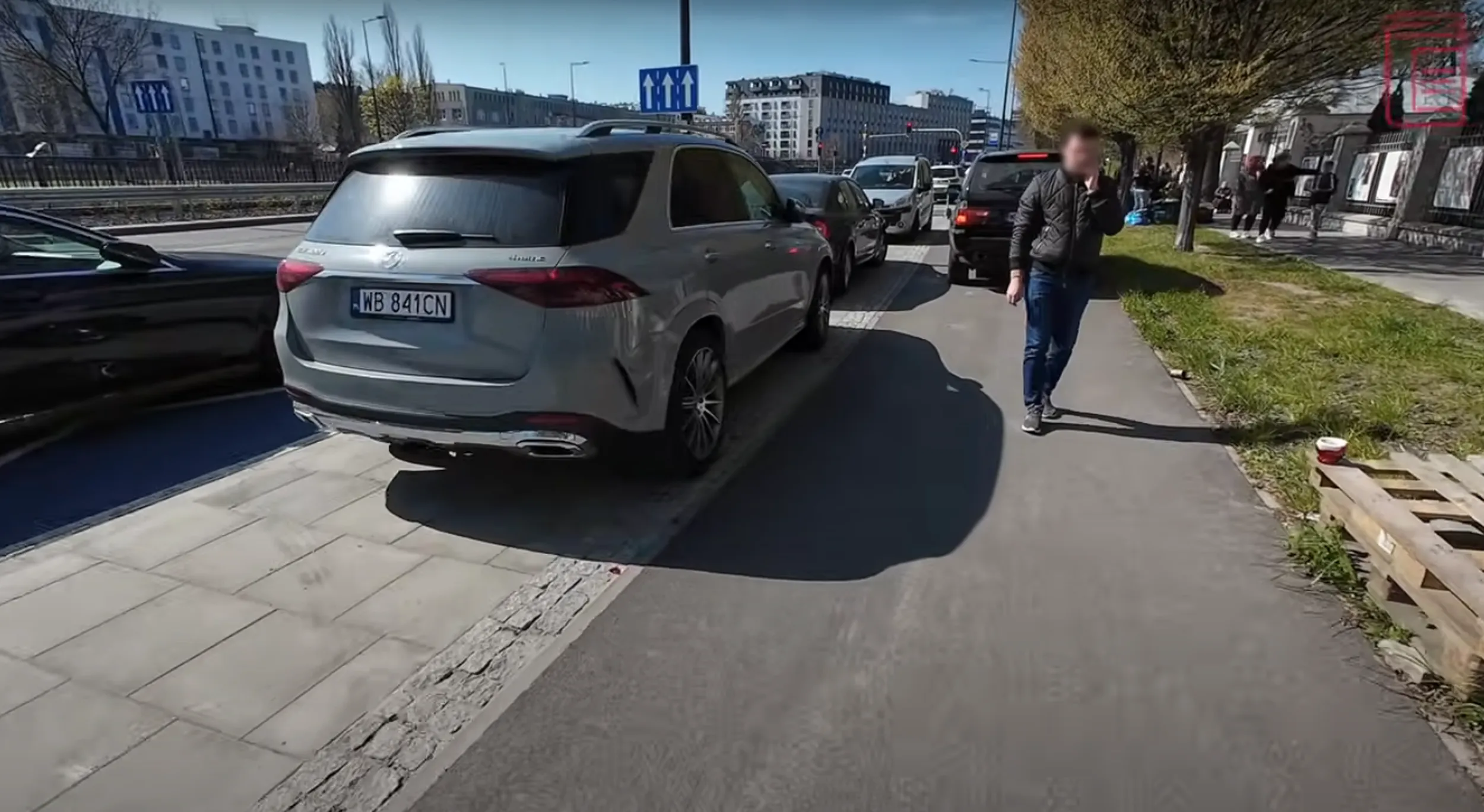 Parkowanie oraz jazda po chodniku/ścieżce rowerowej