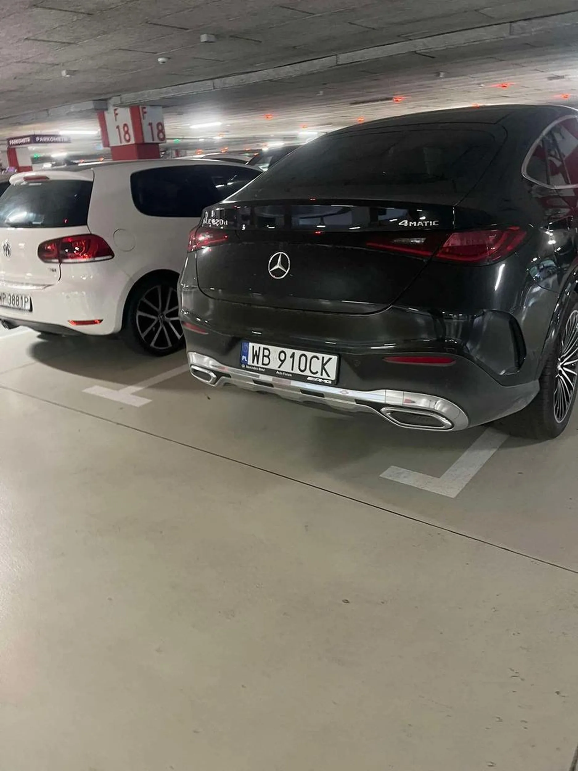 Auto prowadzone przez porobioną idiotkę wyglądająca jak Godlewska Wjechała na pasy w Płocku jak do siebie w oborę przy ok 75-80km/h potrącając przy tym mnie i inną kobietę Inwalida umysłowy któremu bank odebrał rozum w zamian za raty