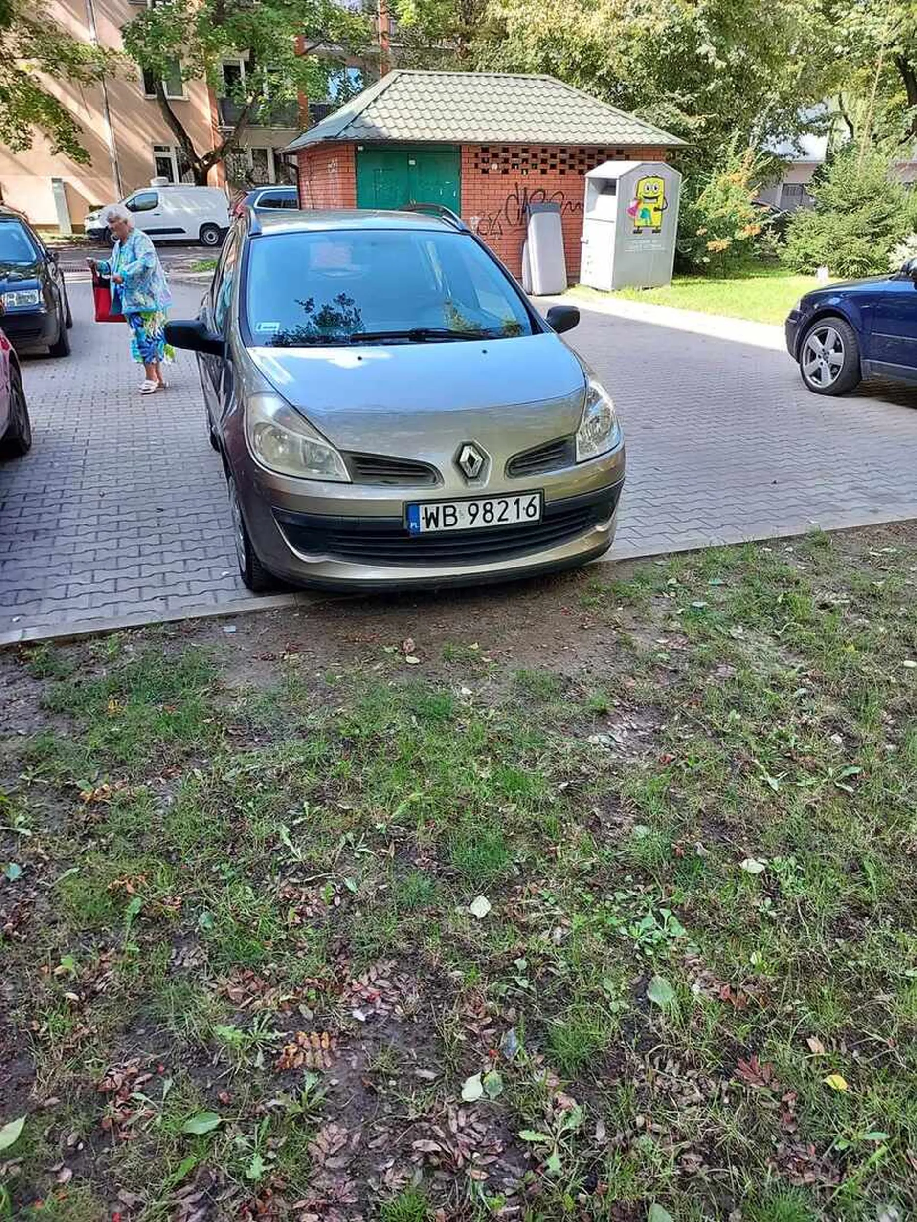 Kierowca (bardzo starszy pan) zarysowuje auta i ucieka. Zdecydowanie nie powinien już jeździć. Jest postrachem osiedla. Nikt nie chce koło niego stawać, bo wiadomo, że skończy się przecierką.