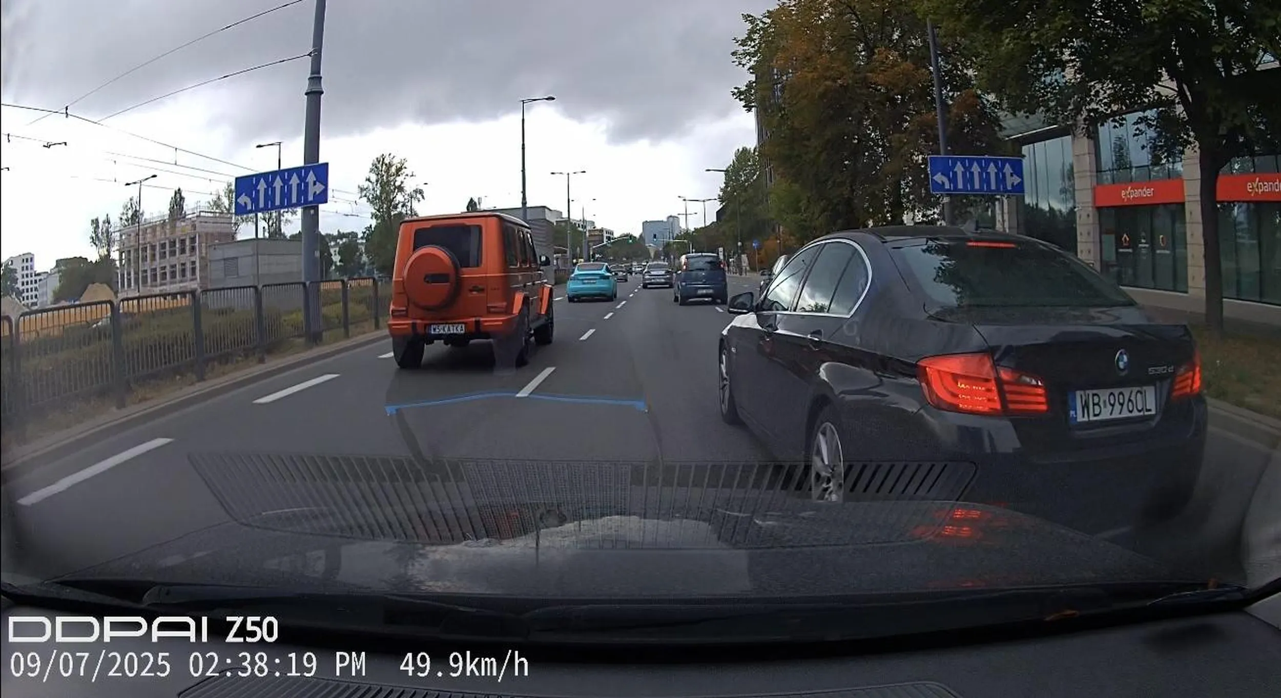 Zmiana pasa i hamowanie przed maską przy prędkości ok. 50 km/h. Skrajnie nieodpowiedzialne zachowanie, stwarzanie zagrożenia dla innych uczestników ruchu!