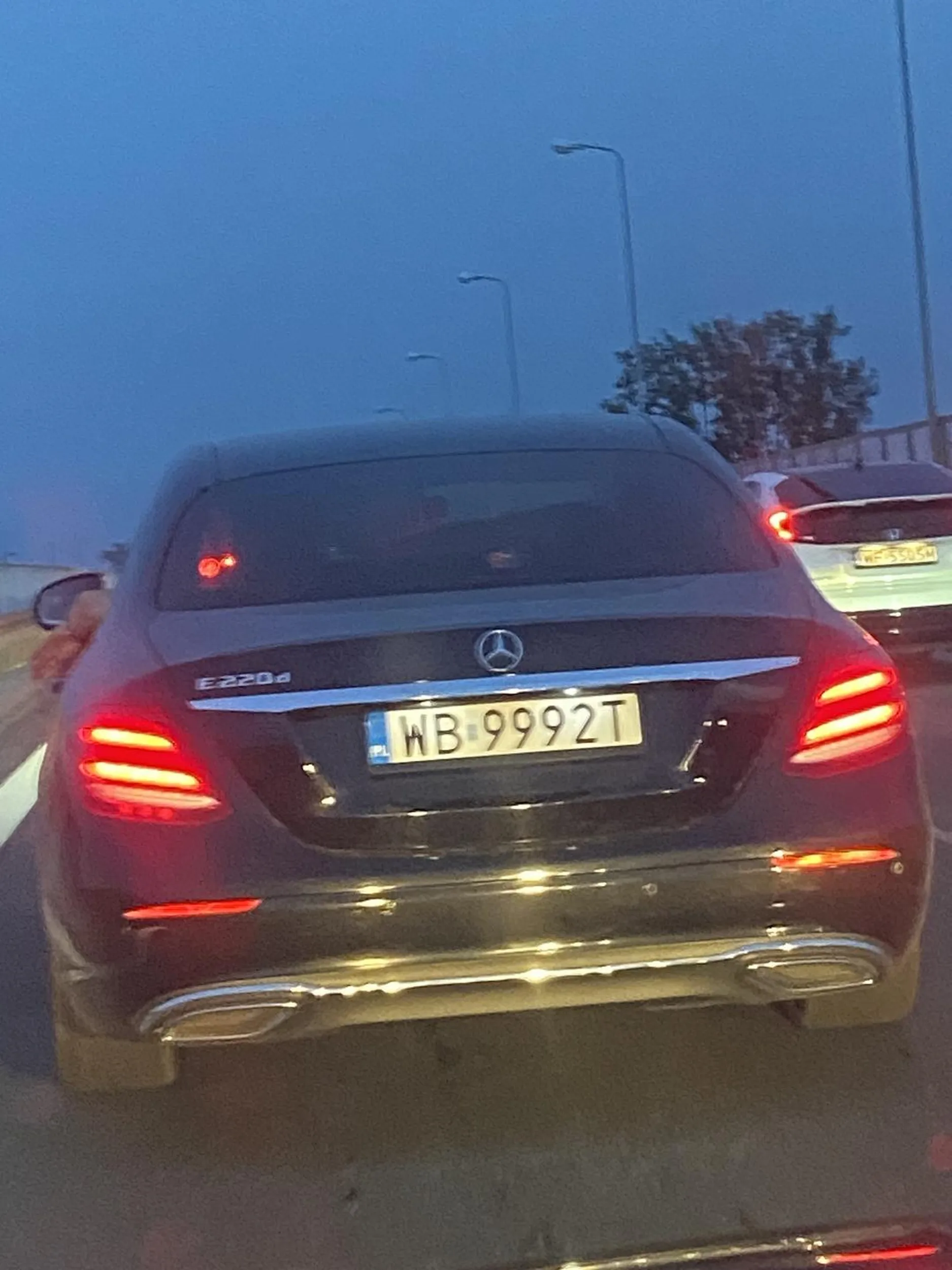 Koleszka wywala śmieci z samochodu ( butelka trzy pety)