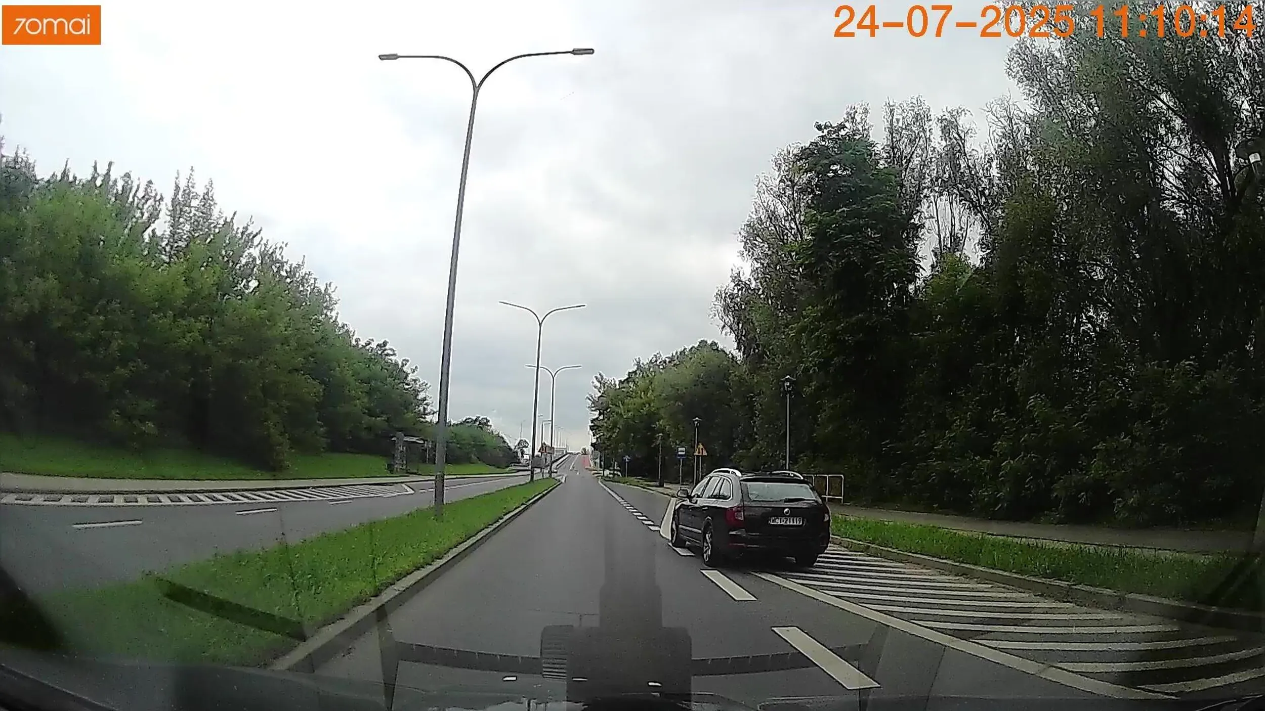 O, widzę że nie nowość u tego kierowcy. Za dzybki, za wściekły ale nie za bardzo powinien mieć uprawnienia.