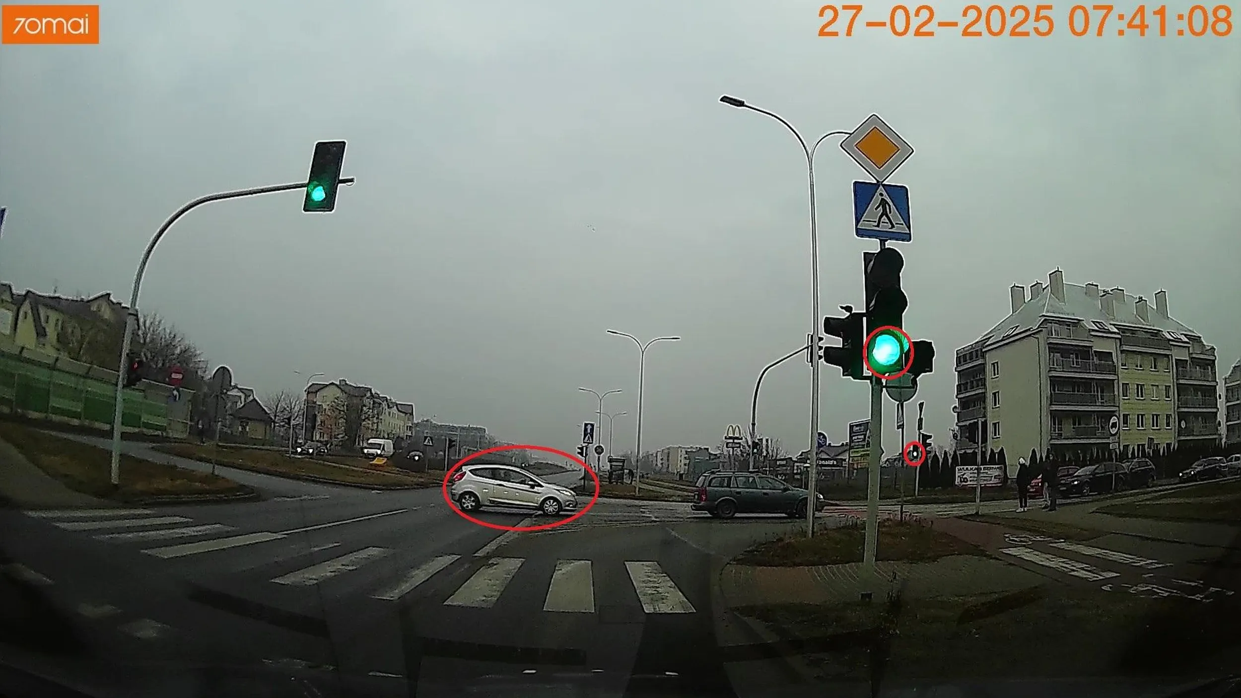 Kiedyś to przejedziesz ludziom po stopach. Takie trudne, że jak wjeżdżasz na czerwonym, to piesi  mają zaraz zielone i trzeba im ustąpić? Jak w ogóle będąc kierowcą, można dopuszczać do takiej sytuacji?