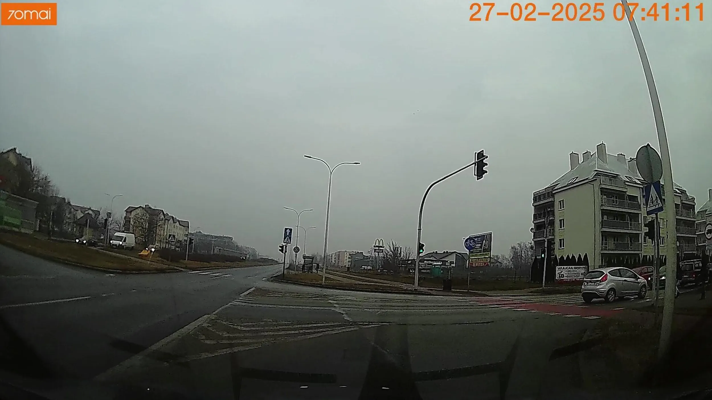 Kiedyś to przejedziesz ludziom po stopach. Takie trudne, że jak wjeżdżasz na czerwonym, to piesi  mają zaraz zielone i trzeba im ustąpić? Jak w ogóle będąc kierowcą, można dopuszczać do takiej sytuacji?