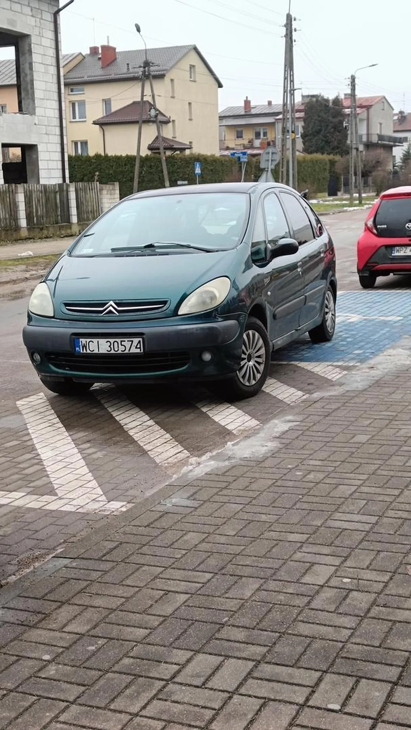 Kierowca stał na miejscu dla niepełnosprawnych i miał niby problem do innych że przeszkadzają wyjechać poczym odjechał i zaparkował na nowo na dwóch miejscach parkingowych pod przasnyską jedynką