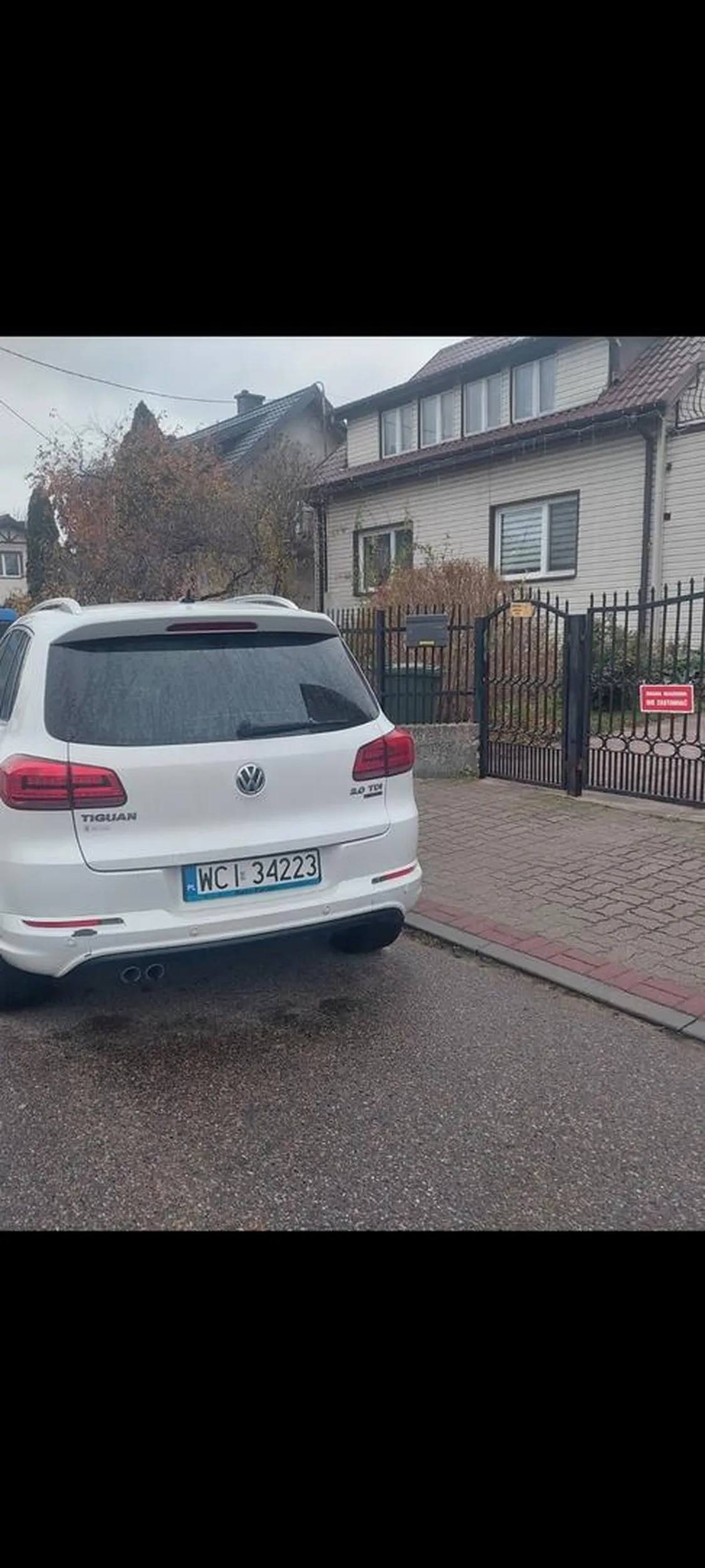 Parkuje w bramie wjazdowej. Ogólnie z parkowaniem ma problemy.