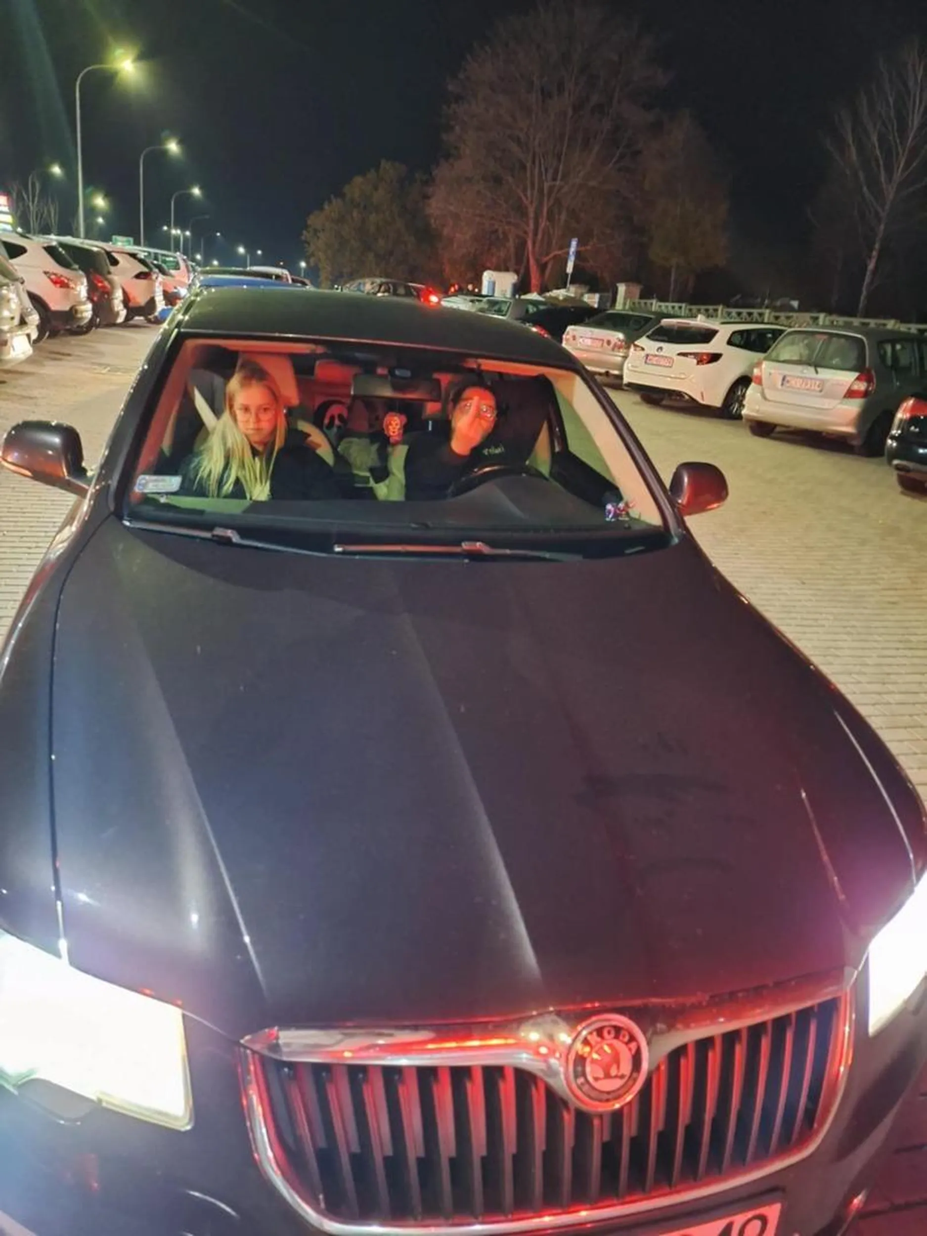 Kierowca przejeżdża pieszych na cmentarzu a potem pokazuje im środkowy palec. Po prostu brak kultury