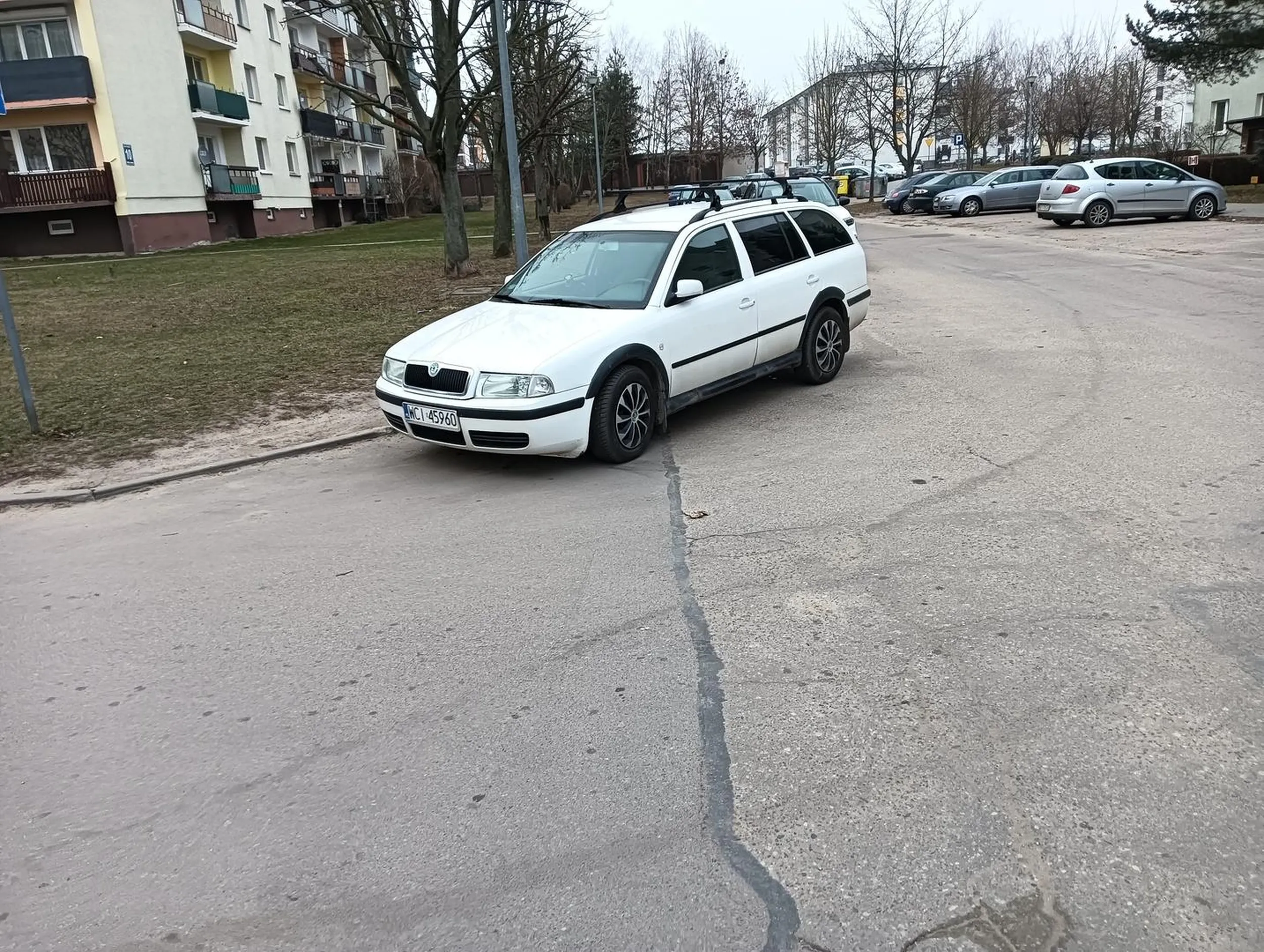 Co za beton. W tle parking z wolnymi miejscami ale trzeba chodnik zastawić. Już nie mówiąc o zachowaniu 10 metrów od skrzyżowania!