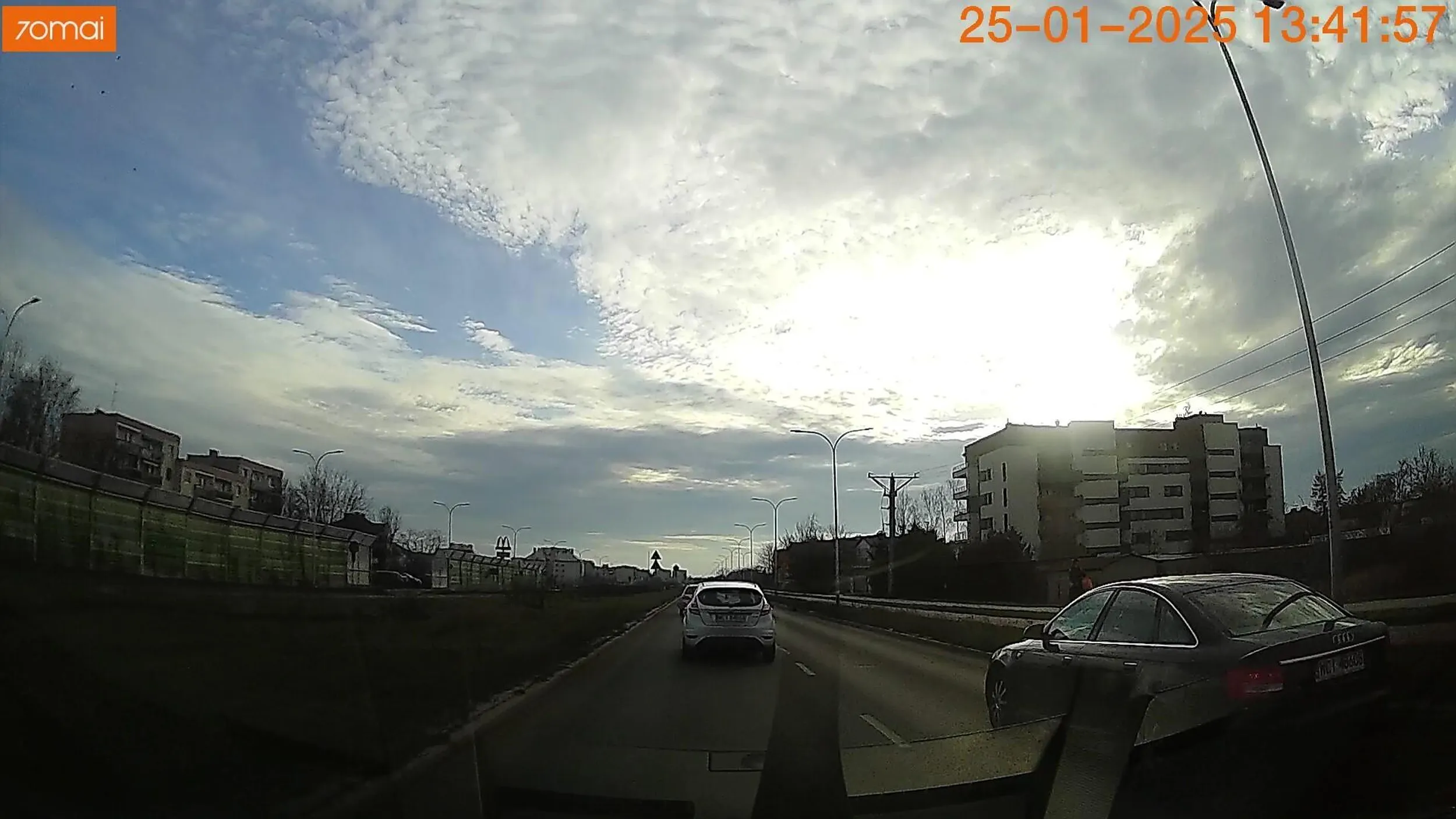 Przypadek do skierowania na badania psychiatryczne. Ciąg aut jadący ~50km/h, a ten wyprzedza całą kolumnę prawą stroną przez pasy włącznie.