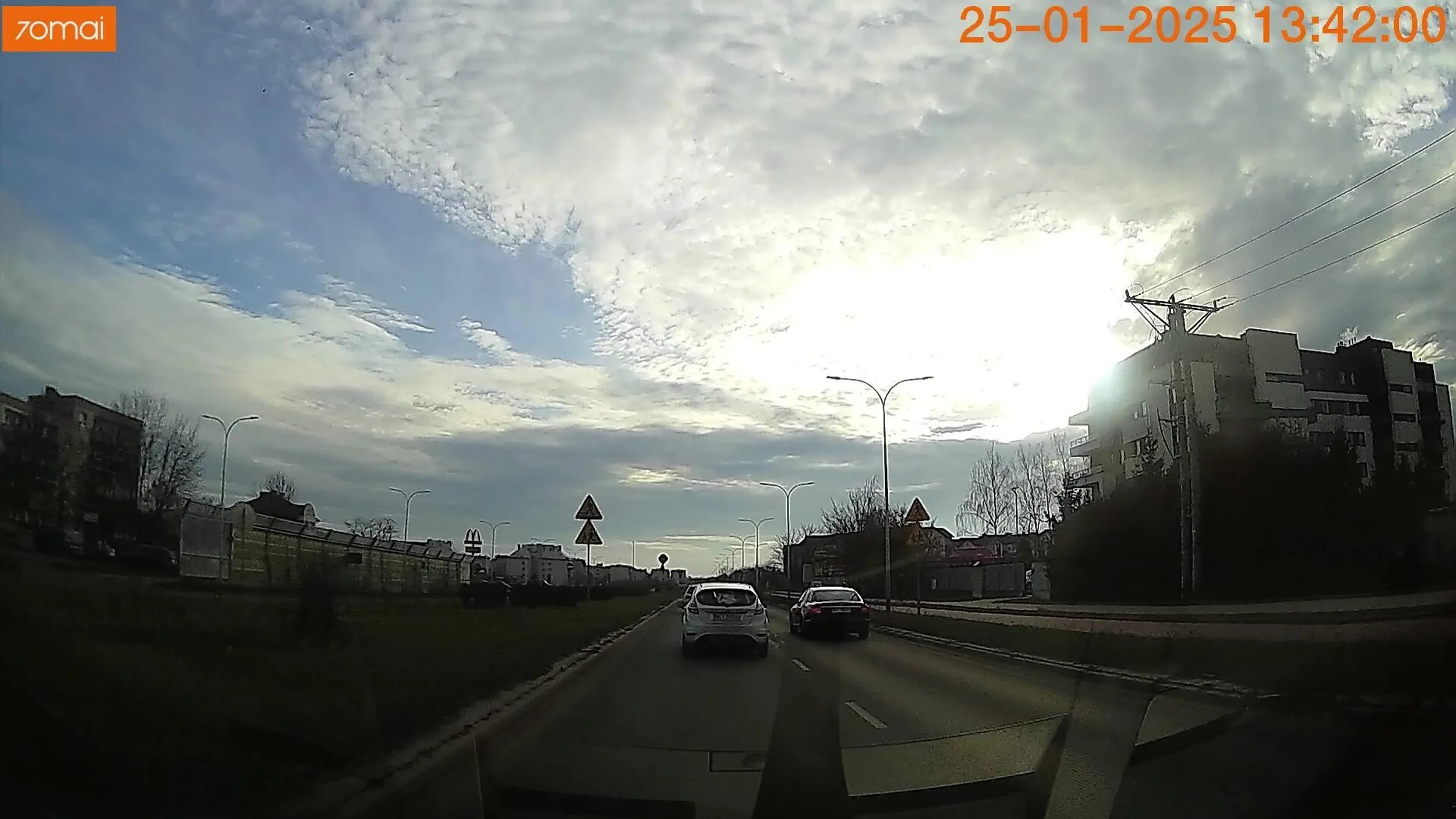 Przypadek do skierowania na badania psychiatryczne. Ciąg aut jadący ~50km/h, a ten wyprzedza całą kolumnę prawą stroną przez pasy włącznie.