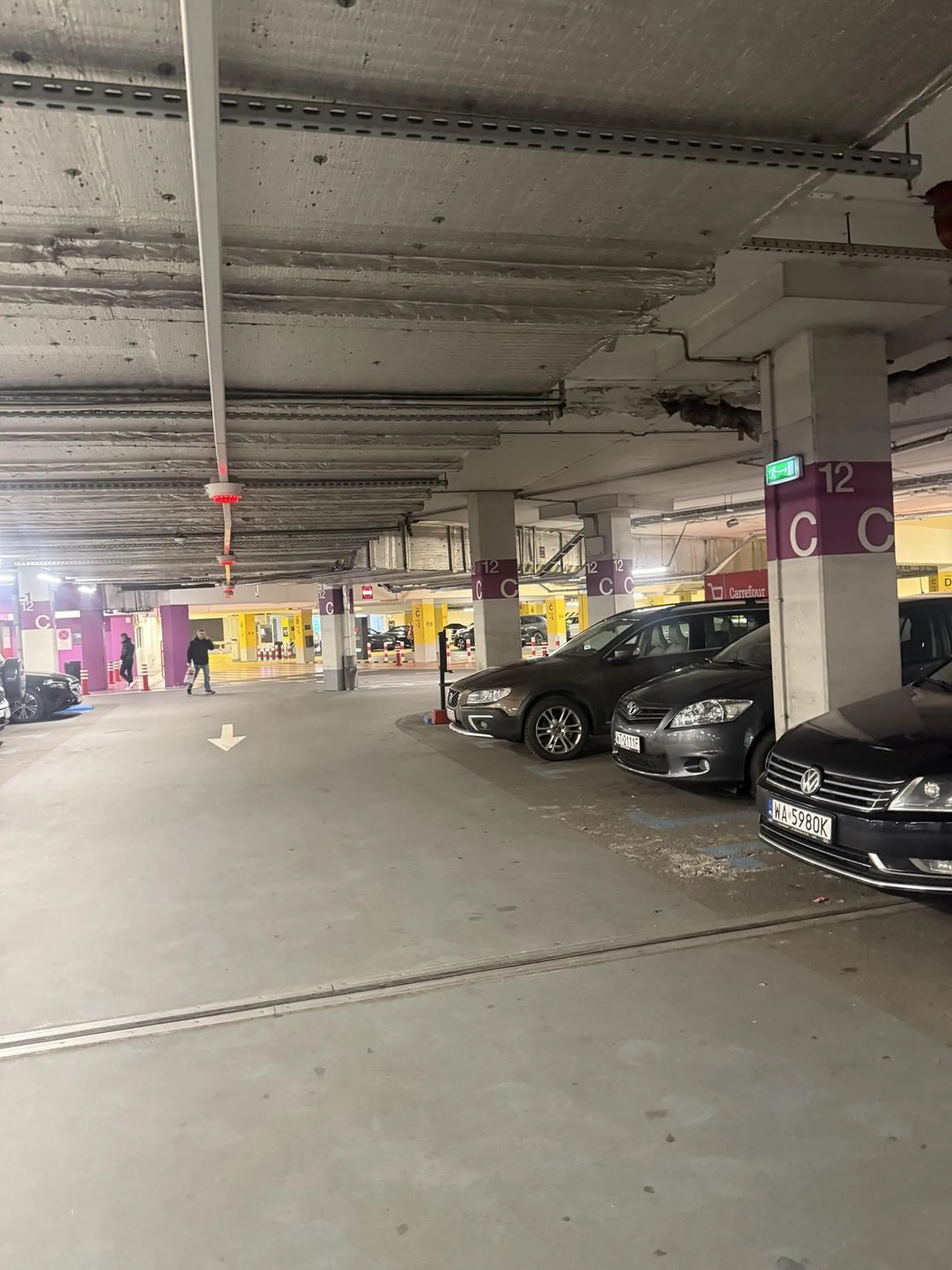 Szanowny Panie, te ,,doszkolenia” to radzę Panu wziąć samemu, kierowca wjeżdża w wąską uliczkę w Arkadii w której jazda jest dalej pod prąd, gdy proszę o wyjechanie radzi mi Pan jechać tamtędy , zamiast odpuścić, następnie gdy ktoś wyjeżdża z miejsca obok blokuje Pan wyjazd , król szutrowiska , a na koniec podchodzi i poucza innych o doszkoleniu , przedstawienie na pół parkingu, faktycznie systemy w starej schodzie są takie same jak w nowym suvie Mercedesie