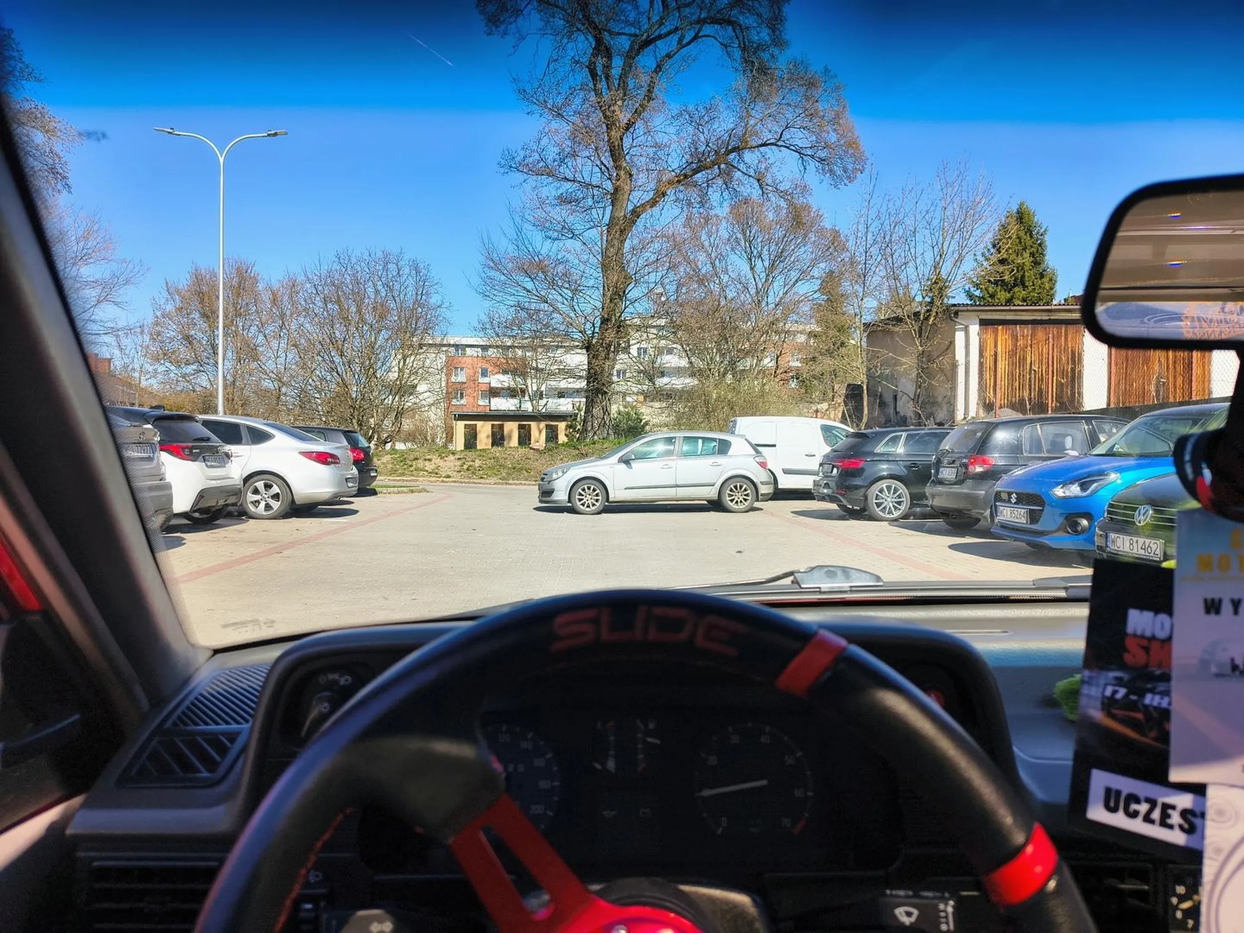 Naucz się zostawiać samochód w liniach