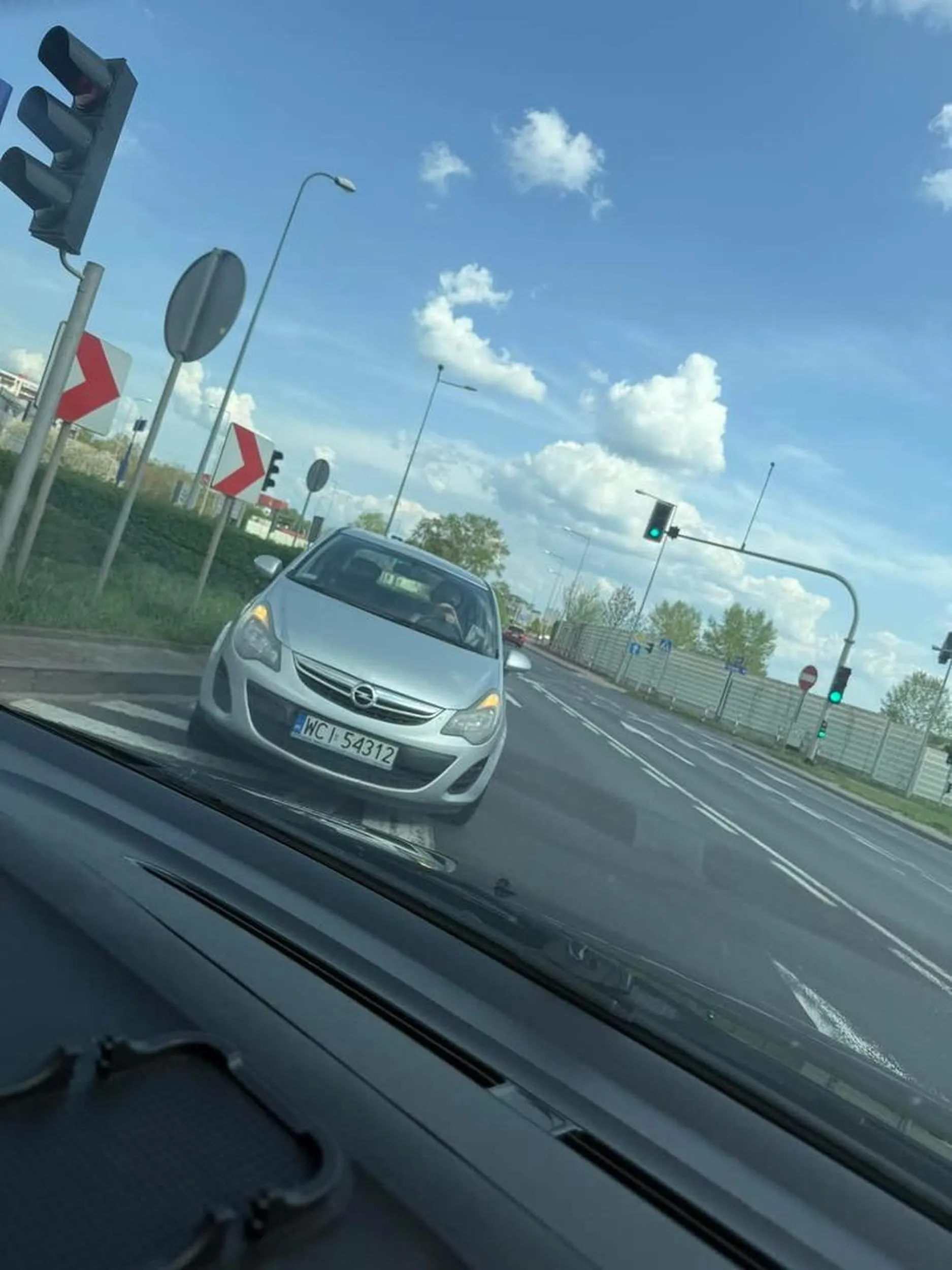 Klientka jechała pod prąd na rondzie. Kazali jej zawrócić ta była agresywna i nie ogarniała w czym popełniła błąd. Święta świata i niedzielni kierowcy xd