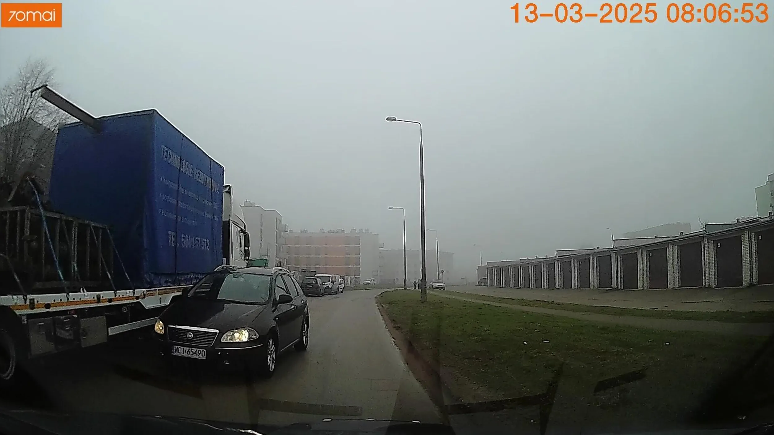 Kolejna zdolna inaczej przekonana, że pierwsza na zwężeniu ma pierwszeństwo przejazdu, pomimo że widać było nadjeżdżające pojazdy.