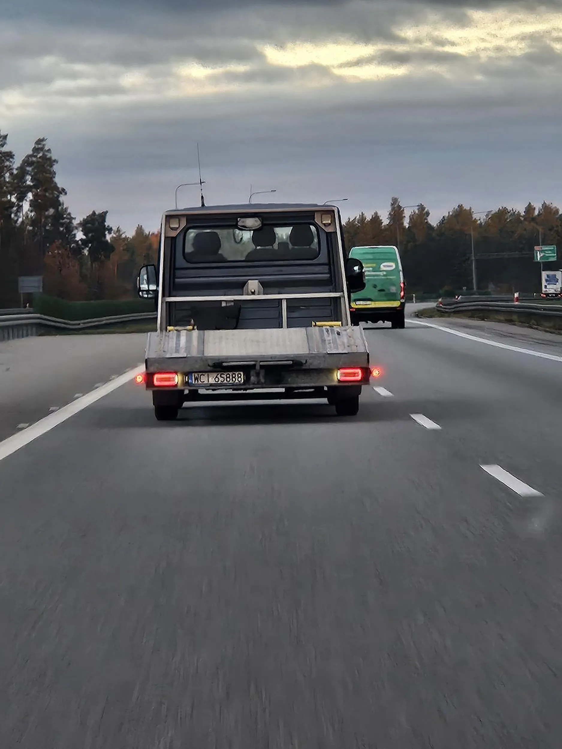 Facet jeździ małą lawetą z której wypadają kawałki plastikowe. Jadąc za nim dostałem odłamkiem. Porysowana maska.