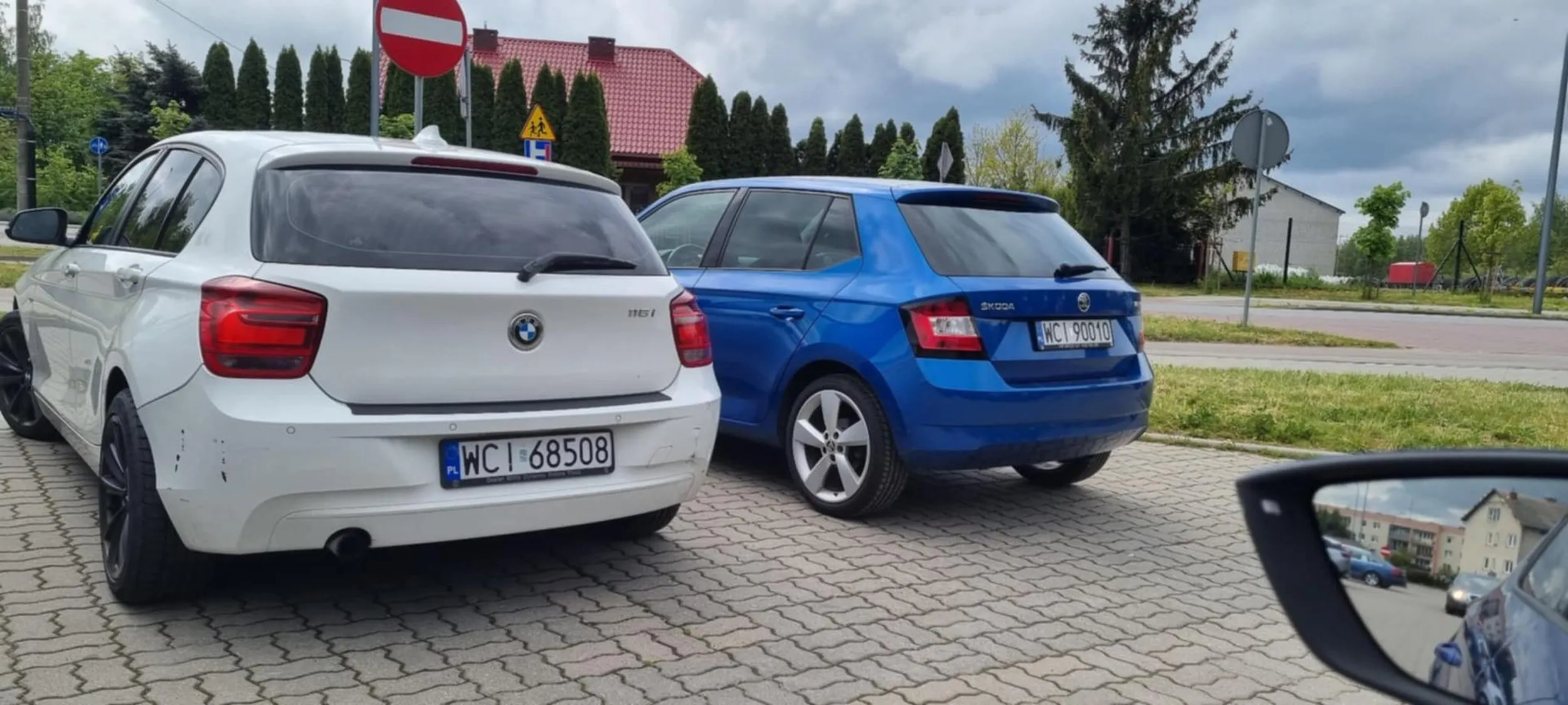 Ameba drogowa parkuje uniemożliwiając przejazd