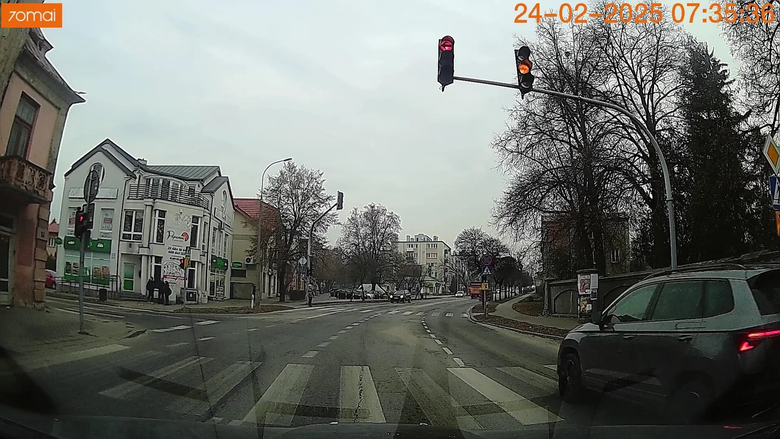 Nie zna się na kolorach i/lub przepisach. Jeździ jak wariat. Oby tylko jak się pojawi w artykułach, to kogoś ze sobą nie zabrał lub nie skrzywdził.