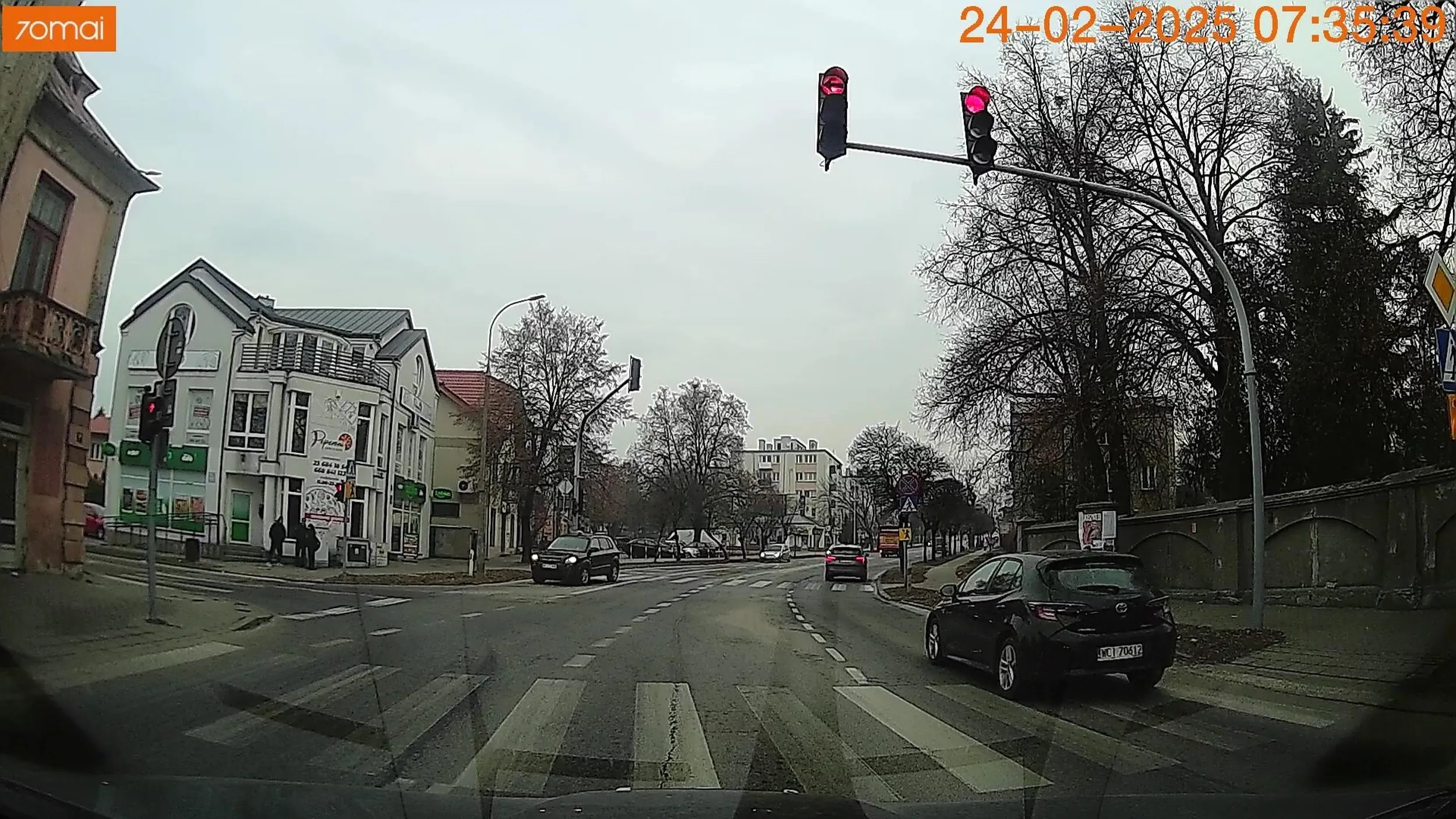 Nie zna się na kolorach i/lub przepisach. Jeździ jak wariat. Oby tylko jak się pojawi w artykułach, to kogoś ze sobą nie zabrał lub nie skrzywdził.