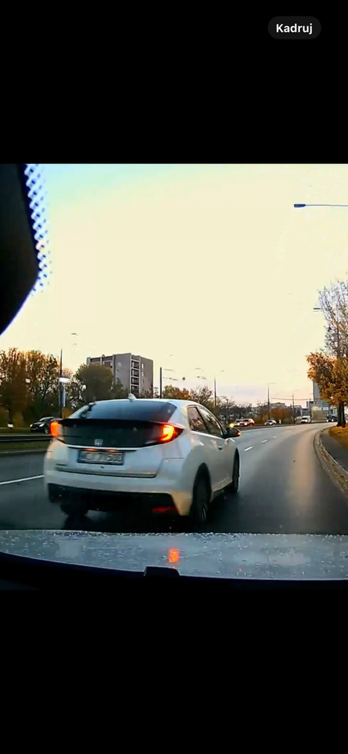 Jeśli widzisz, że samochód który zepchnąłeś na krawężnik się zatrzymuje proponuję jednak się zatrzymać, a nie pojechać dalej i mieć w dupie, że przez twoją ślepotę ktoś sobie rozwal felgi. A nie swój i twój cały bok