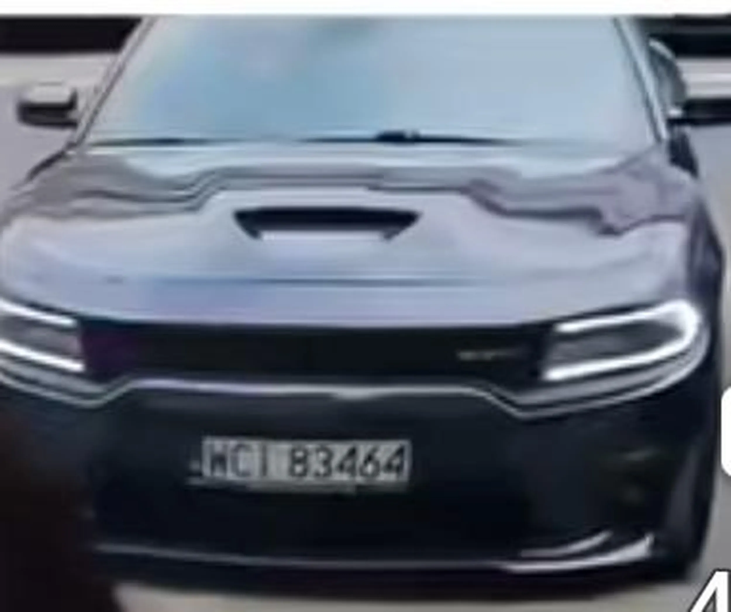 Jeździ starszym mustangiem i zaczepia ludzi w kominiarce. Dziwny gość.