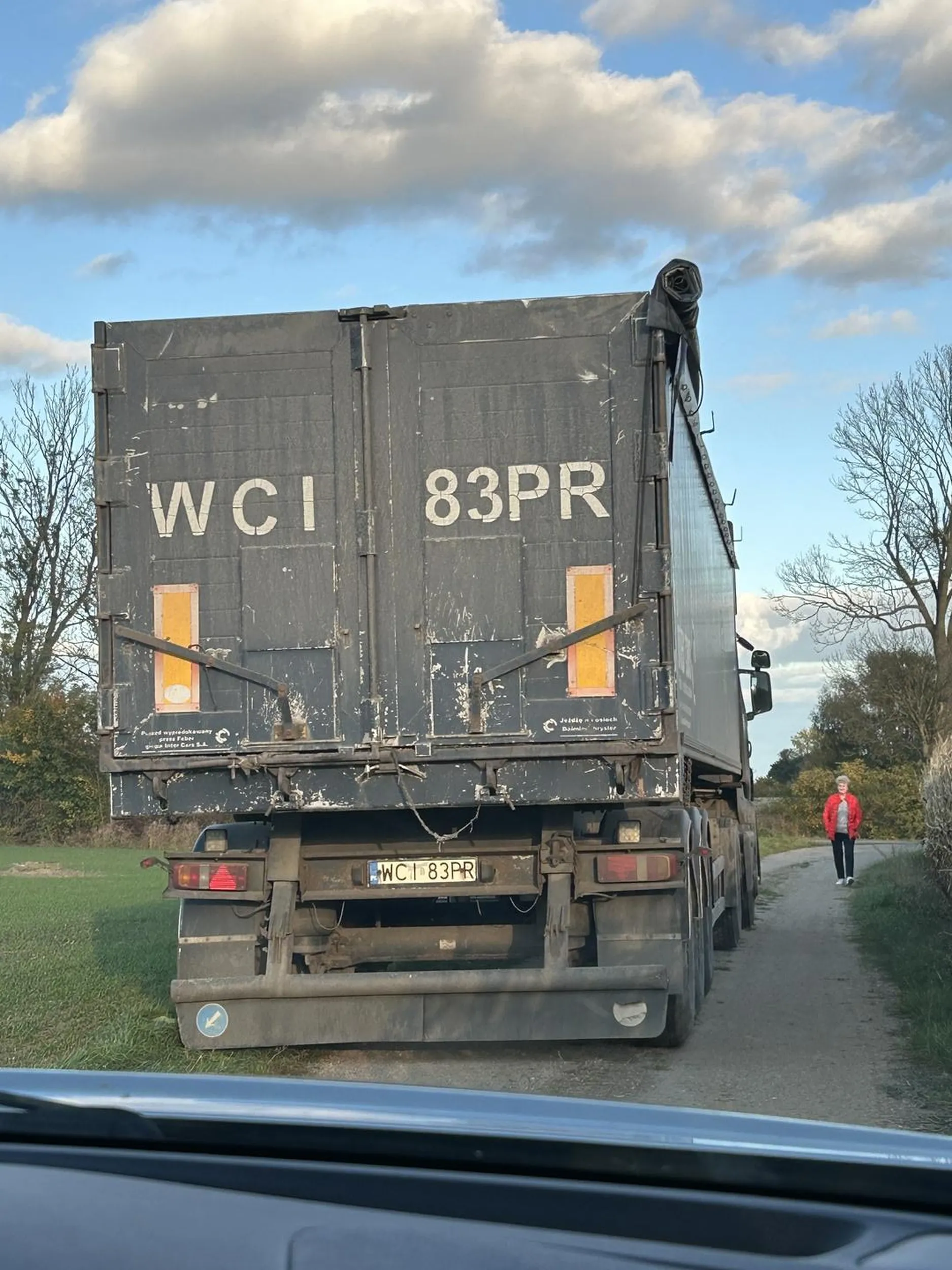 Tir stoi pusty i blokuje drogę gminną