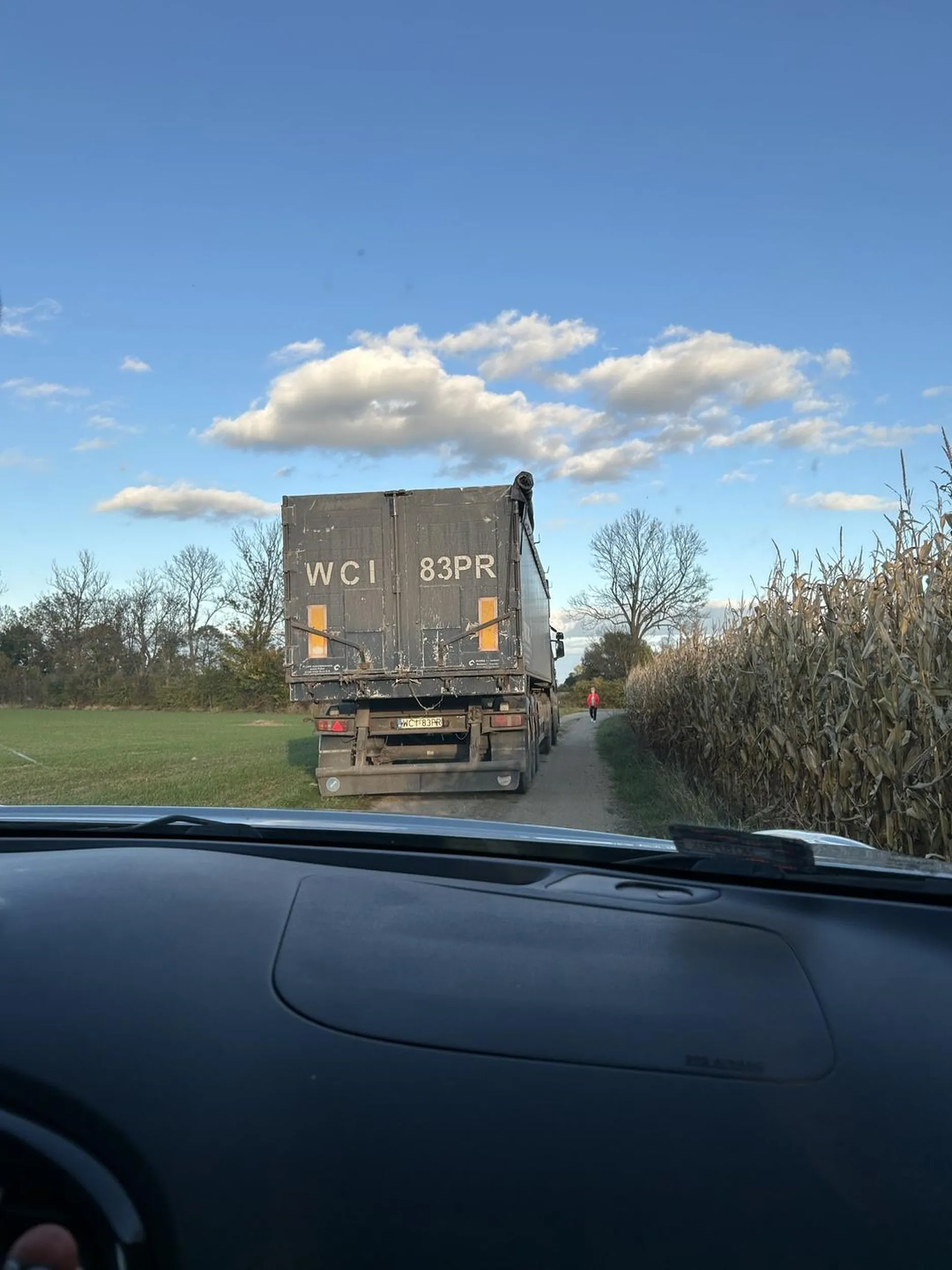 Tir stoi pusty i blokuje drogę gminną