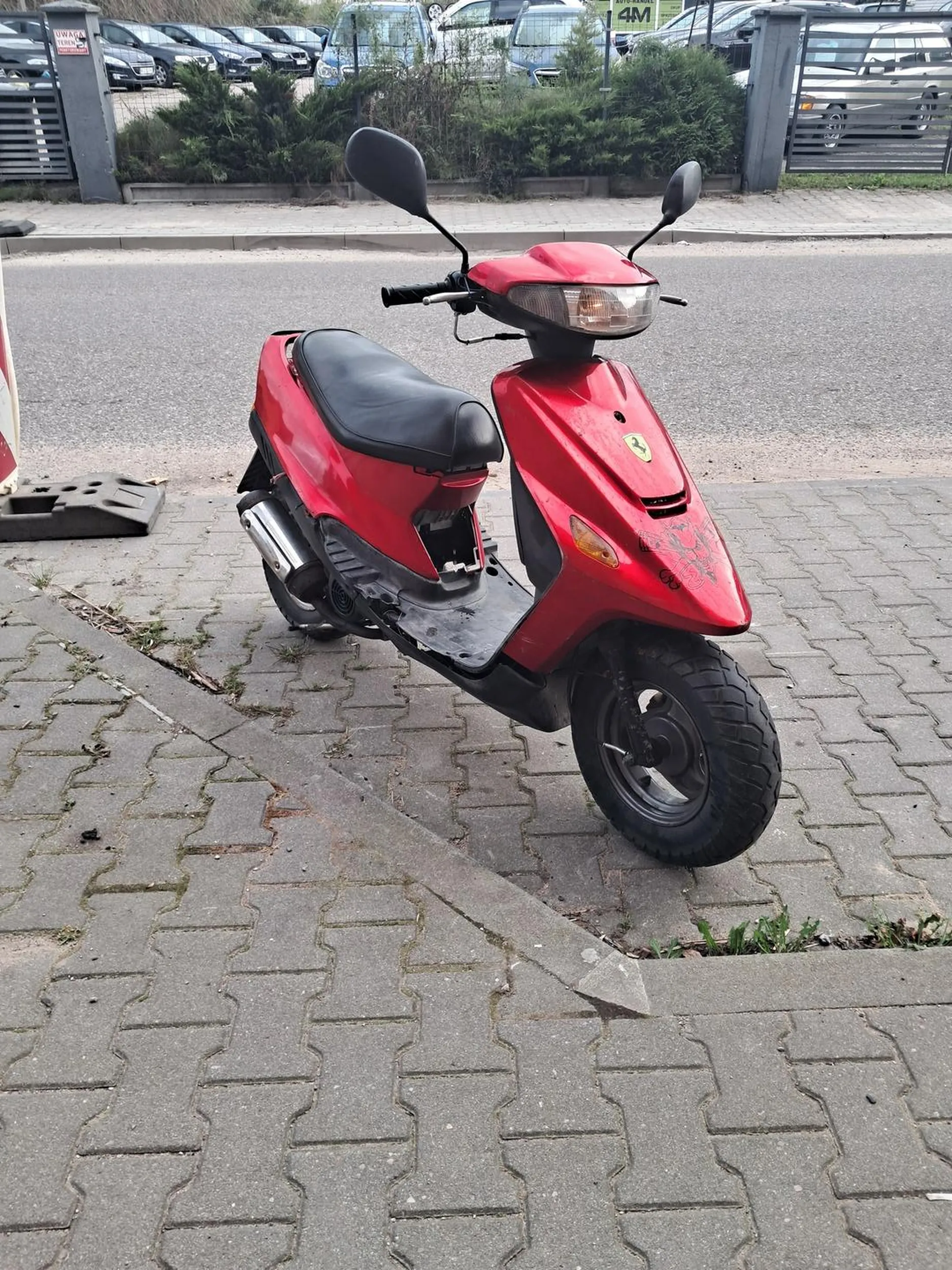 Człowiek jest opętany jeździ po drogach jak po prywatnym torze wyprzedza przez wysepki, przez linie ciągle pluje na auta innych kierowców