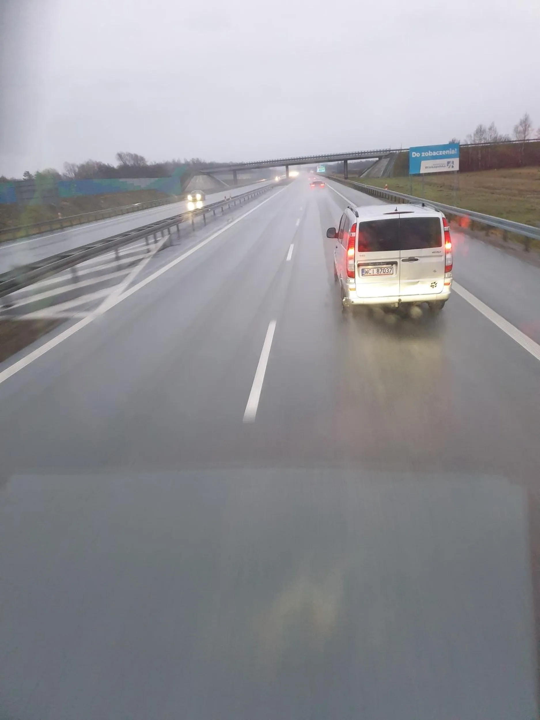 Wyprzedza na autostradzie A2 samochody ciężarowe  i hamuje przed nimi pokazując środkowy palec przez szybę.