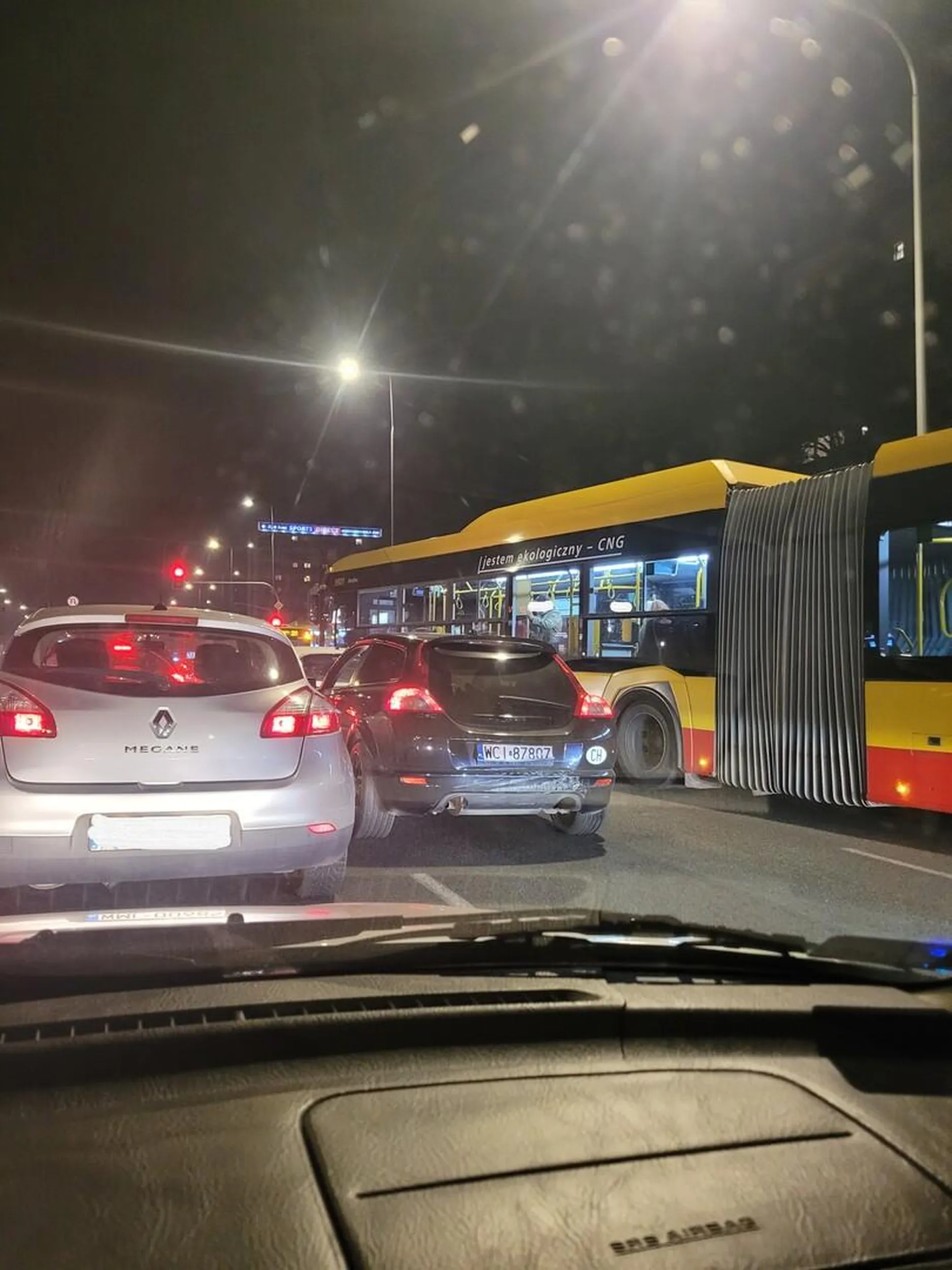 Osobnik z nadwyżką testosteronu i raczej nie do końca normalny.. W szale gania innych, zajeżdżając drogę i doprowadzając do kolizji, a następnie do awantury z wybijaniem szyb w innym aucie i mordobiciem włącznie.. Szpital w Tworkach miałby trochę do roboty z tym osobnikiem ;-)