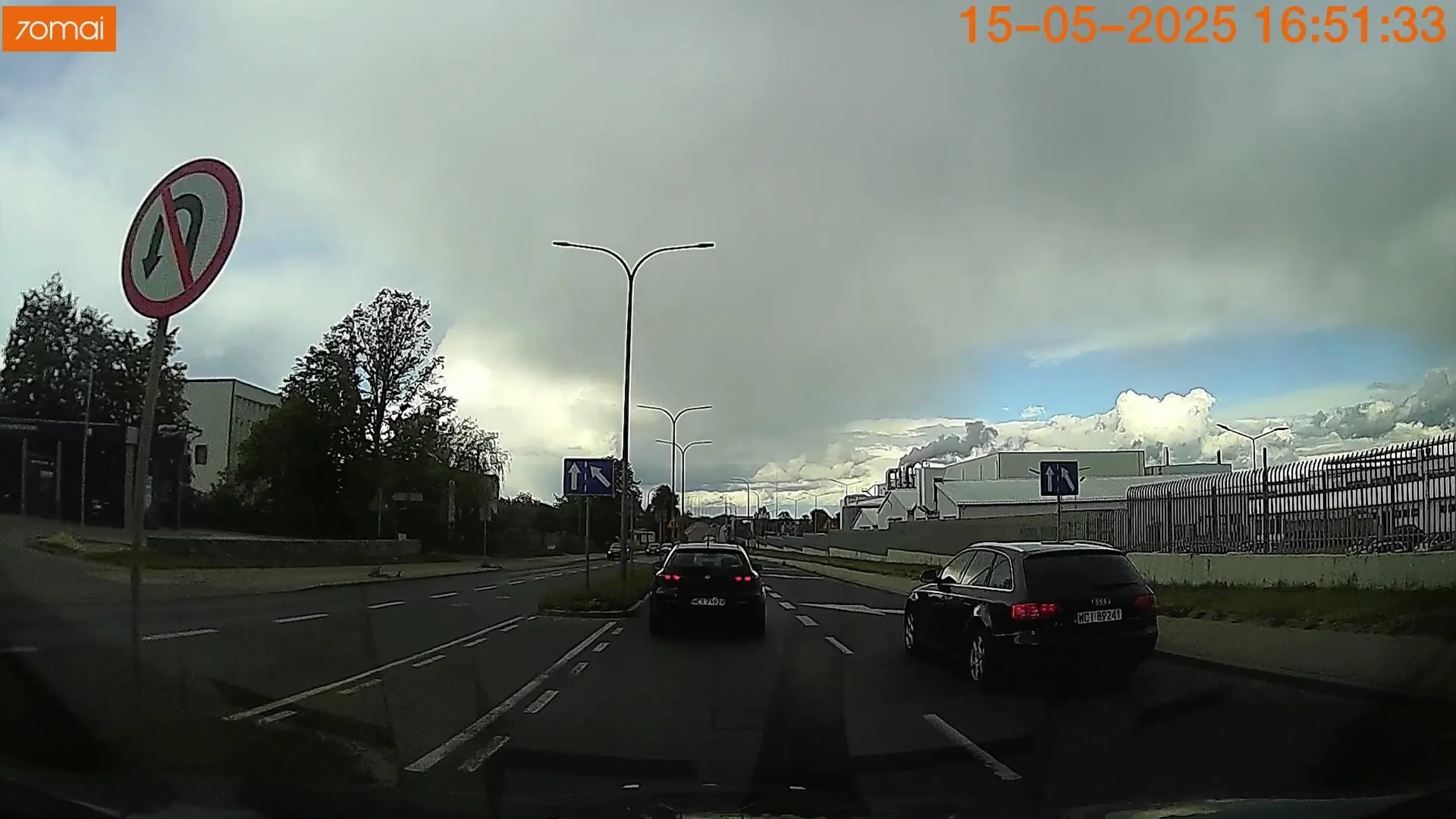 Ktoś tu ewidentnie chce się szybko z prawkiem pożegnać. 1. Wyścigi na ograniczeniu do 40 2. Wyścigi po fragmencie wyłączonym z ruchu i przystanku