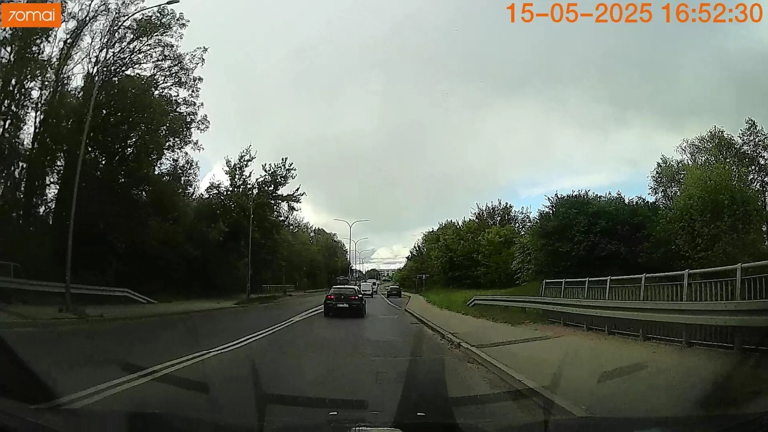 Ktoś tu ewidentnie chce się szybko z prawkiem pożegnać. 1. Wyścigi na ograniczeniu do 40 2. Wyścigi po fragmencie wyłączonym z ruchu i przystanku