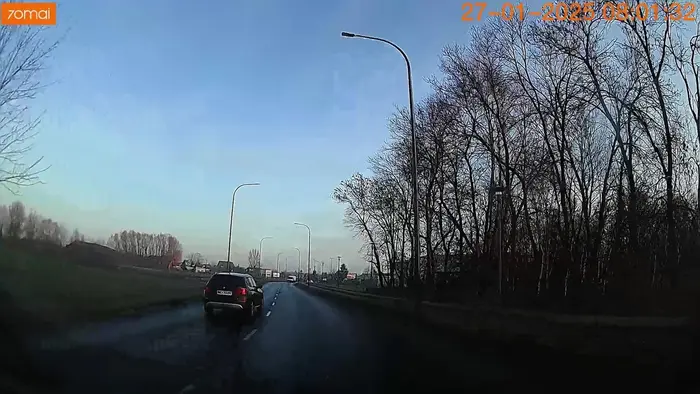 Piękna pokazówka i podtrzymanie stereotypu marki. najpierw zapierdalando, potem hamowanie bo rondo i przejazd po pasach.