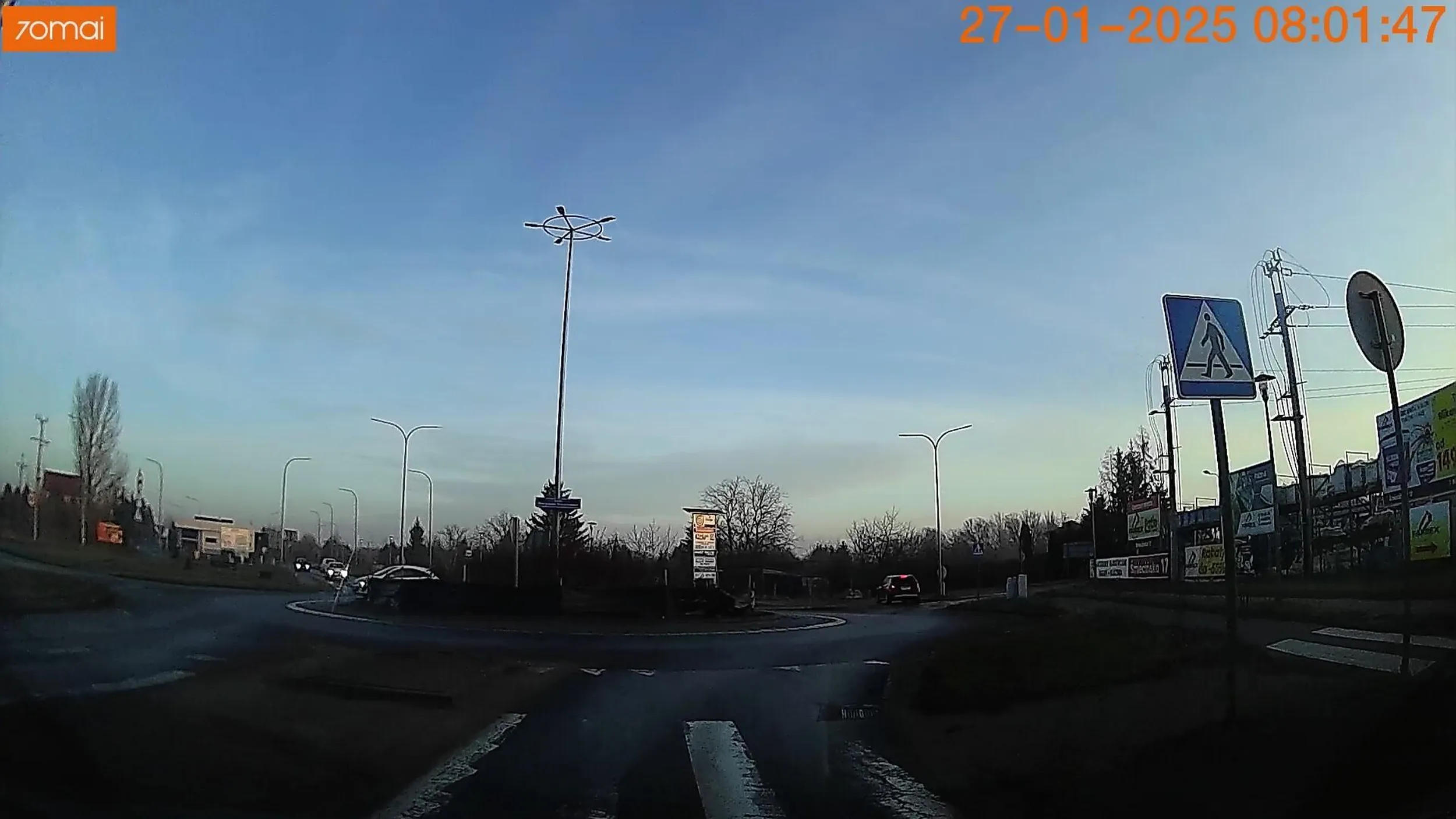 Piękna pokazówka i podtrzymanie stereotypu marki. najpierw zapierdalando, potem hamowanie bo rondo i przejazd po pasach.