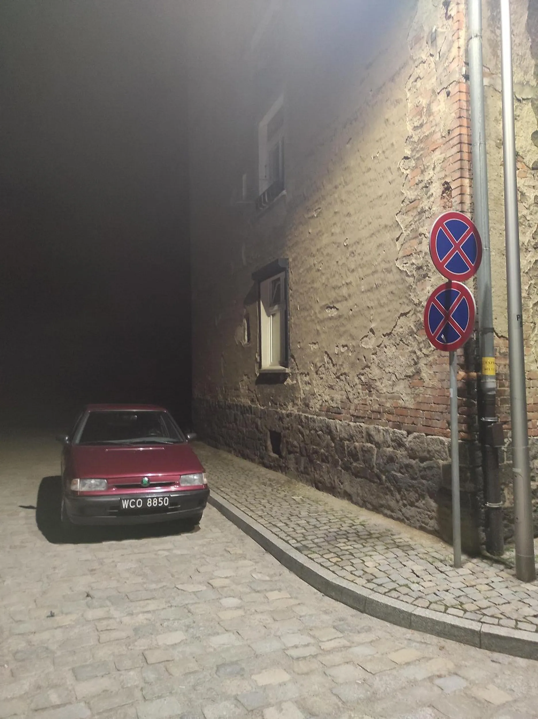 brawo. dziadzius nie umie parkowac