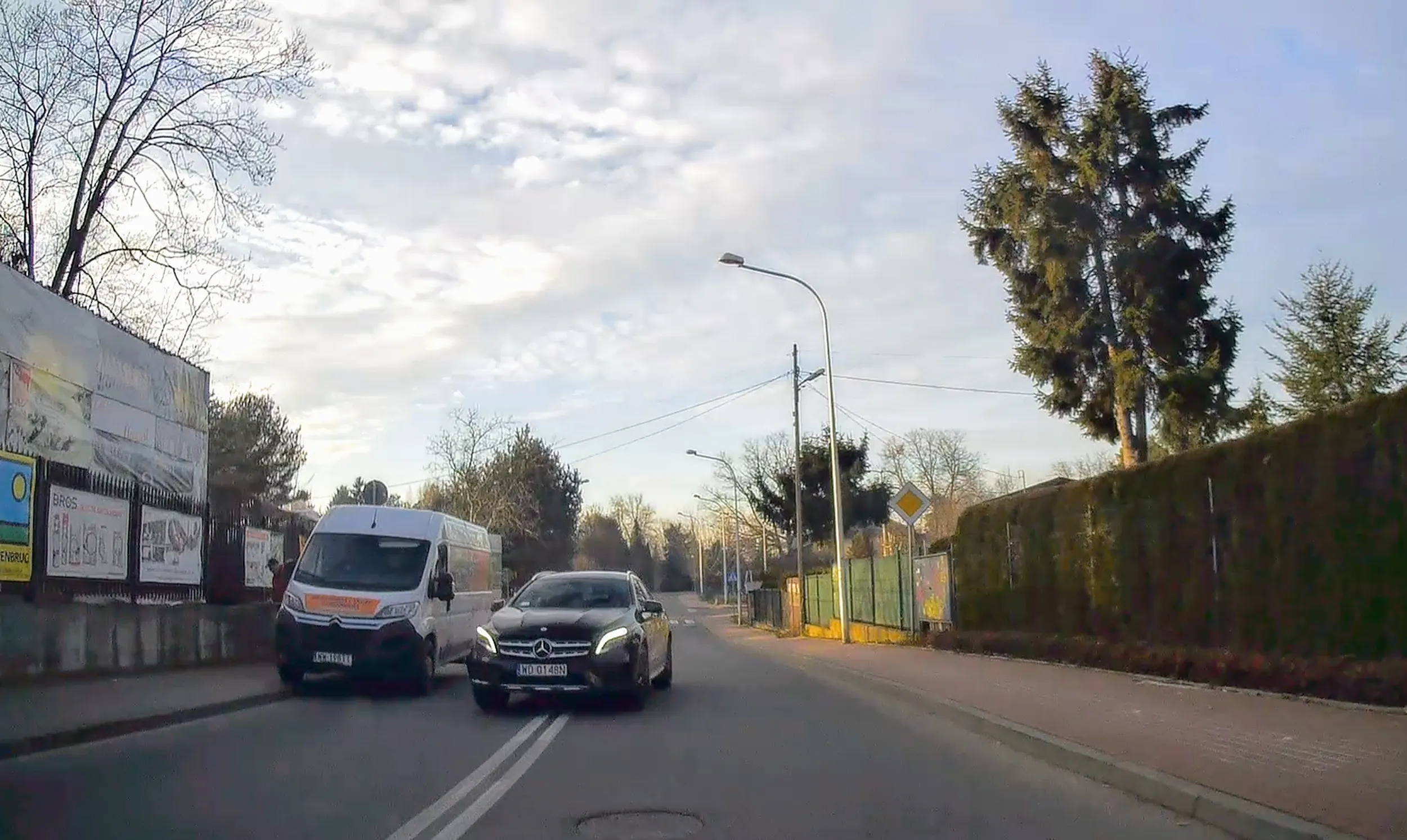 Potencjalny morderca. Omija samochody w miejscu ograniczonej widoczności (zakręt i wzniesienie) bez upewnienia się czy jedzie ktoś z przeciwka.