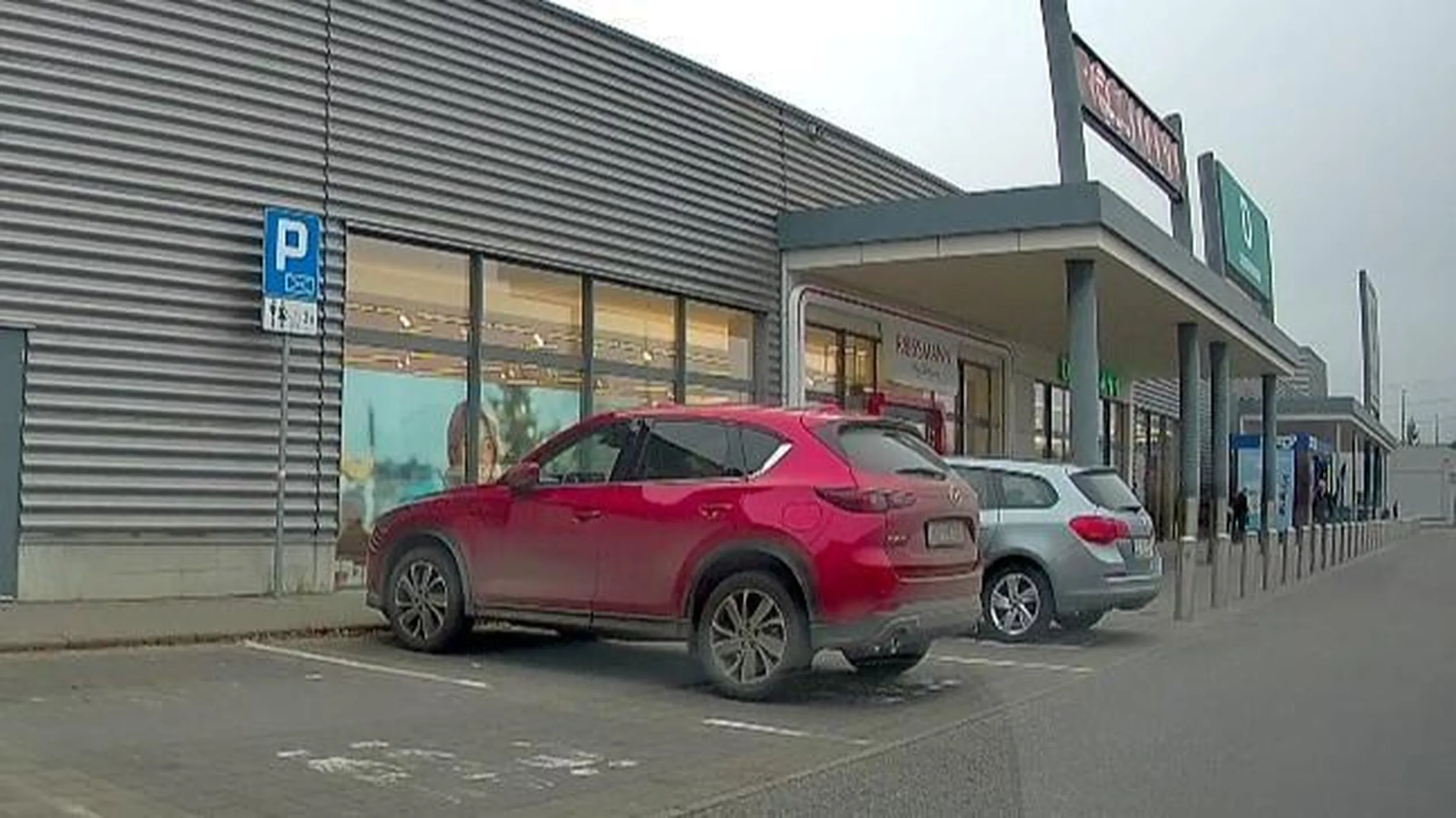 Paniusia do Rossmanka zajmuje miejsce dla rodzin z dziećmi, a przyjeżdża oczywiście sama.