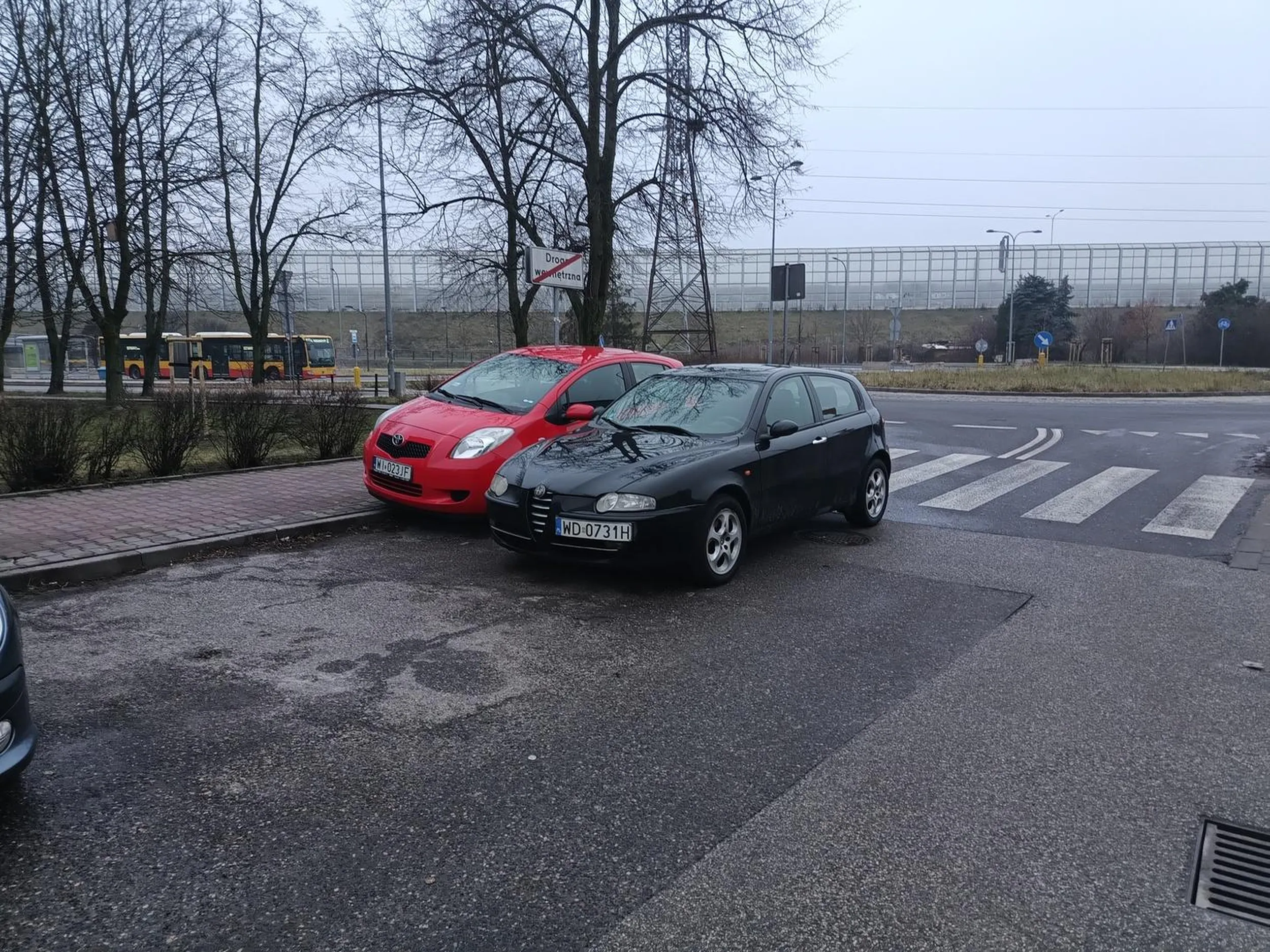 2 przygłupy zaparkowały jak przygłupy przed przejściem i w przejeździe w sposób umożliwiający wjazd śmieciarce do śmietnika.