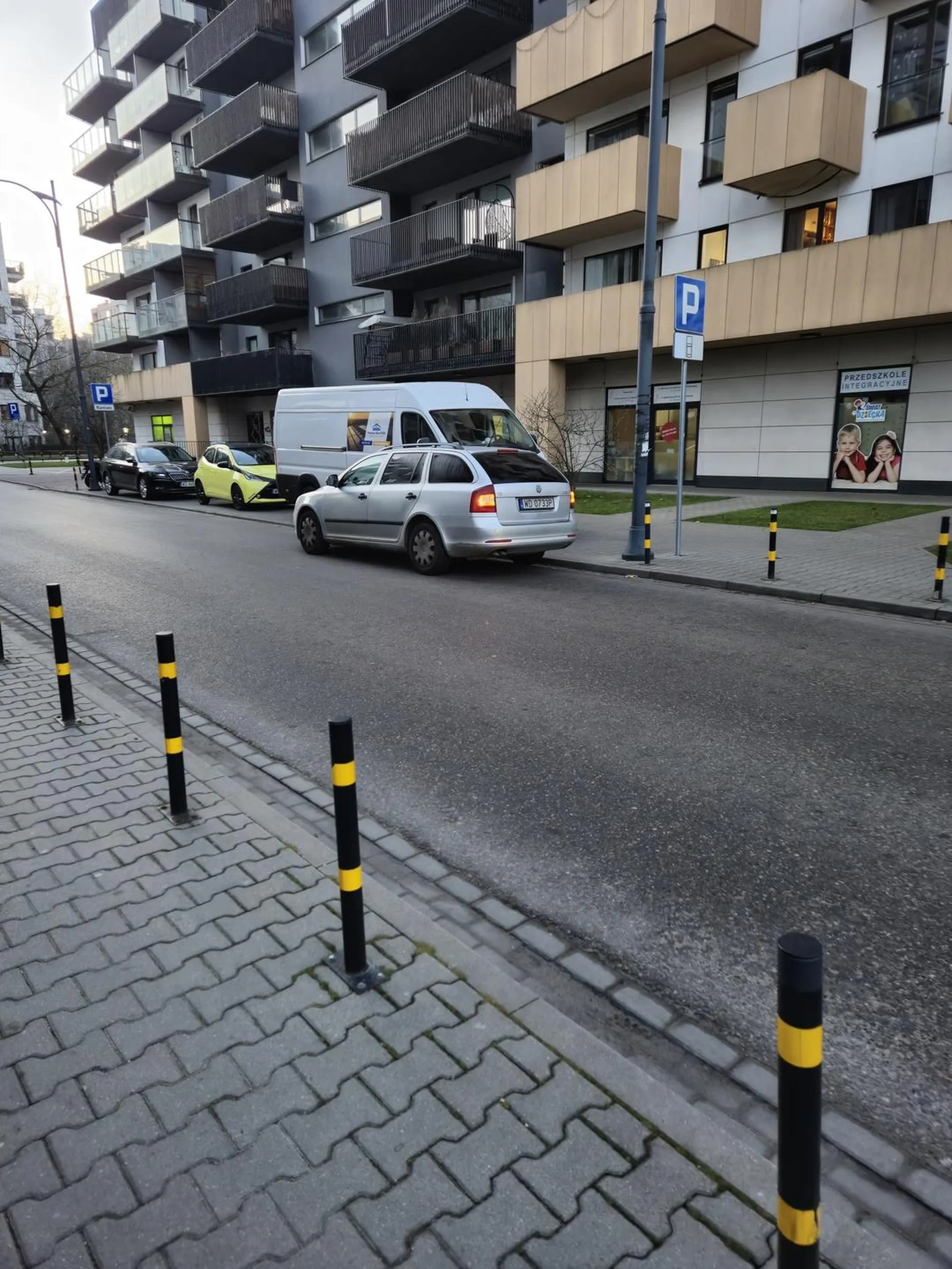 Regularnie 2 x dziennie zatrzymuje się na zakazie, bo trzeba stanąć na wprost wejścia do przedszkola.