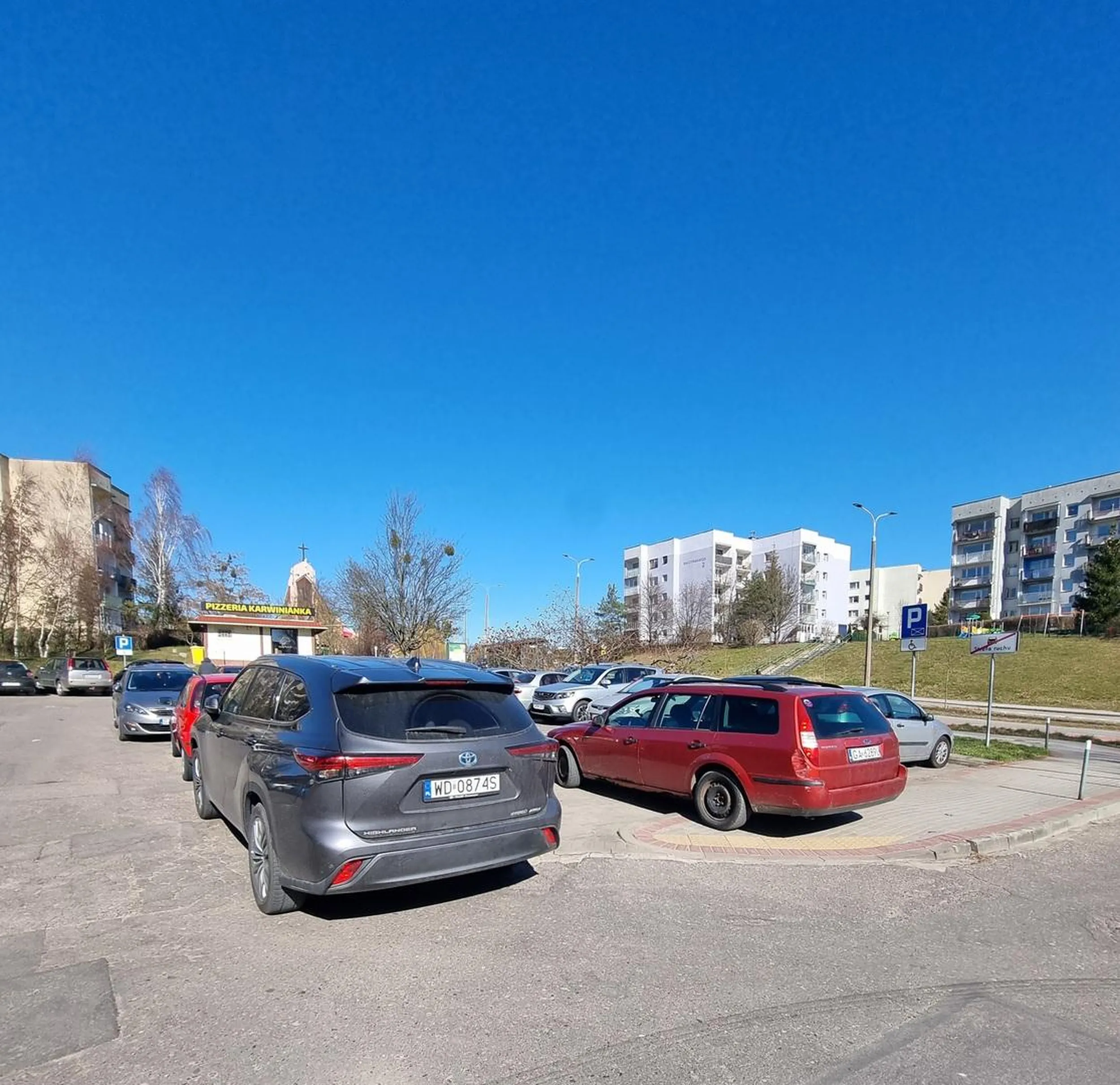 Paj4c parkuje na środku, blokując wjazd na parking aby odebrać bąbelka...